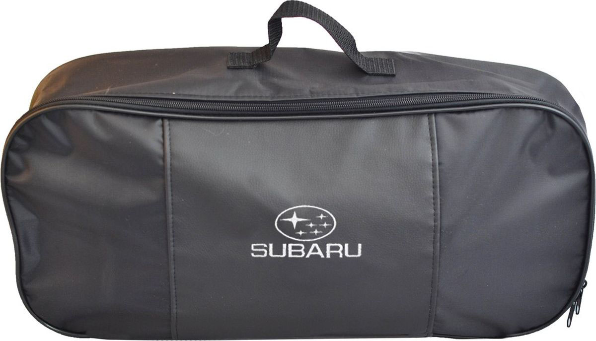 Автосумка аварийный набор Auto Premium Subaru. 6732467324 Автосумка аварийный набор Auto Premium Subaru. 6732467324Сумка для набора техосмотра выполнена из прочного и износоустойчивого материла (ПВХ 600) со вставкой из экокожи и вышивкой. Размер сумки 47х21х13 идеально подходит для хранения огнетушителя, знака аварийной остановки, буксировочного троса и т.п.