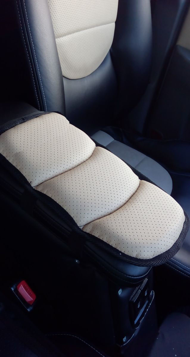 Подушка на подлокотник Auto Premium, цвет: бежевый. 7717277172 Подушка на подлокотник Auto Premium, цвет: бежевый. 7717277172Подушка на подлокотник собенной популярностью пользуется у водителей, которые проводят огромное количество времени в дороге. Именно с данным дополнением вы меньше будете уставать от долгой и утомительной поездки.Подушка на подлокотник сделает жесткий штатный подлокотник, боле мягким и комфортным, что гарантированно снимет нагрузку с мышц и напряжение. Подушка легко устанавливается и снимается благодаря эластичной резинке. Подушка на подлокотник сшита из износоустойчивой экокожи.