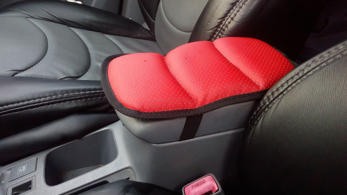 Подушка на подлокотник Auto Premium, цвет: красный. 7717377173 Подушка на подлокотник Auto Premium, цвет: красный. 7717377173Подушка на подлокотник собенной популярностью пользуется у водителей, которые проводят огромное количество времени в дороге. Именно с данным дополнением вы меньше будете уставать от долгой и утомительной поездки.Подушка на подлокотник сделает жесткий штатный подлокотник, боле мягким и комфортным, что гарантированно снимет нагрузку с мышц и напряжение. Подушка легко устанавливается и снимается благодаря эластичной резинке. Подушка на подлокотник сшита из износоустойчивой экокожи.