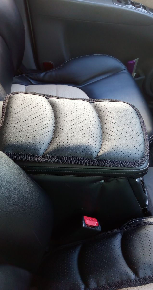 Подушка на подлокотник Auto Premium, цвет: черный. 7717877178 Подушка на подлокотник Auto Premium, цвет: черный. 7717877178Подушка на подлокотник собенной популярностью пользуется у водителей, которые проводят огромное количество времени в дороге. Именно с данным дополнением вы меньше будете уставать от долгой и утомительной поездки.Подушка на подлокотник сделает жесткий штатный подлокотник, боле мягким и комфортным, что гарантированно снимет нагрузку с мышц и напряжение. Подушка легко устанавливается и снимается благодаря эластичной резинке. Подушка на подлокотник сшита из износоустойчивой экокожи.