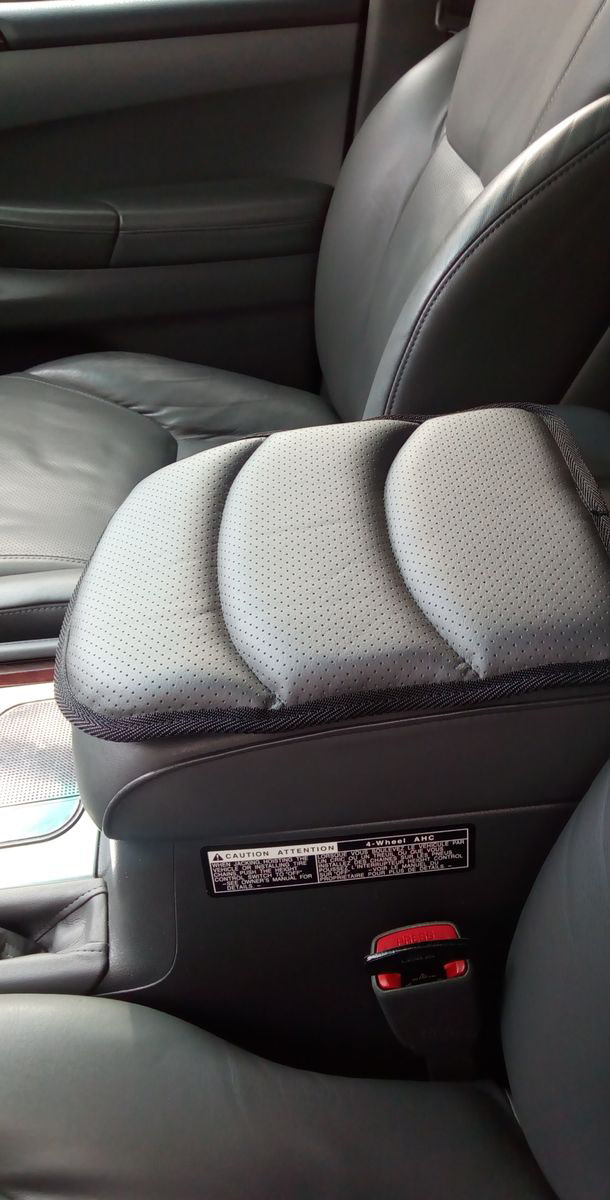 Подушка на подлокотник Auto Premium, цвет: серый. 7717977179 Подушка на подлокотник Auto Premium, цвет: серый. 7717977179Подушка на подлокотник собенной популярностью пользуется у водителей, которые проводят огромное количество времени в дороге. Именно с данным дополнением вы меньше будете уставать от долгой и утомительной поездки.Подушка на подлокотник сделает жесткий штатный подлокотник, боле мягким и комфортным, что гарантированно снимет нагрузку с мышц и напряжение. Подушка легко устанавливается и снимается благодаря эластичной резинке. Подушка на подлокотник сшита из износоустойчивой экокожи.