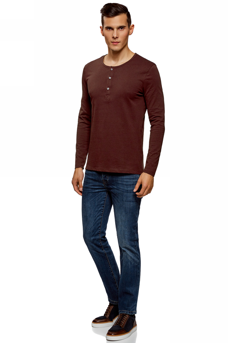 Лонгслив мужской oodji Basic, цвет: бордовый. 5B515005M/47885N/4900N. Размер L (52/54)5B515005M/47885N/4900N Лонгслив мужской oodji Basic, цвет: бордовый. 5B515005M/47885N/4900N. Размер L (52/54)5B515005M/47885N/4900NХлопковый лонгслив-хенли от oodji с застежкой на 3 пуговицы. Вырез окантован трикотажной тесьмой, застежка на планке укреплена фигурной прострочкой. Качественный хлопковый трикотаж приятен на ощупь, хорошо пропускает воздух и поглощает влагу, создавая комфортные условия для тела. Прямой крой не стесняет движений, футболка отлично смотрится на любой фигуре, делая ее более подтянутой. Традиционный лонгслив-хенли станет удачным пополнением вашего гардероба. Он наиболее выигрышно смотрится с неклассическими брюками и прекрасно сочетается с кардиганами и кофтами, создавая подчеркнуто неформальный наряд. К таким комплектам можно подобрать мокасины, монки, текстильные туфли. При этом расстегнутые пуговицы и закатанные или собранные у локтя рукава придадут вам подчеркнутую небрежность. В качестве самостоятельного предмета одежды хенли можно носить с джинсами, легкими брюками из хлопка и льна, шортами. В этом случае будут уместны кроссовки, топсайдеры, туфли без задника. А сумка-дафл или рюкзак дополнит непринужденный образ. Комфортный лонгслив-хенли – стильная штучка в вашем гардеробе!