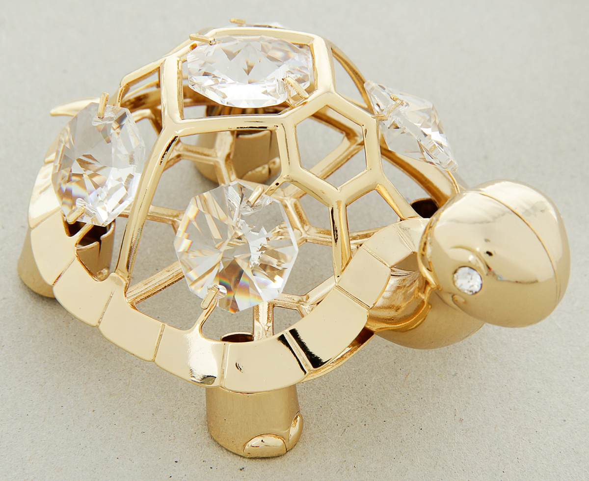 Миниатюра Swarovski Elements Черепаха, с кристаллами Сваровски, 6 х 5 х 4 см692735 Миниатюра Swarovski Elements Черепаха, с кристаллами Сваровски, 6 х 5 х 4 см692735Сувенирная черепаха станет идеальным подарком близкому человеку и всем любителям эксклюзивных вещей ручной работы. Это символ богатства, мудрости и долголетия. Черепаха приносит спокойствие в семью, деньги и поддержку близких людей.Сувенир украшен стразами Swarovski, которые были признаны специалистами лучшей имитацией бриллиантов. Свет, попадая на кристаллы Swarovski, разбивается на миллион радужных лучей. Это зрелище, бесспорно, оставляет яркое впечатление!