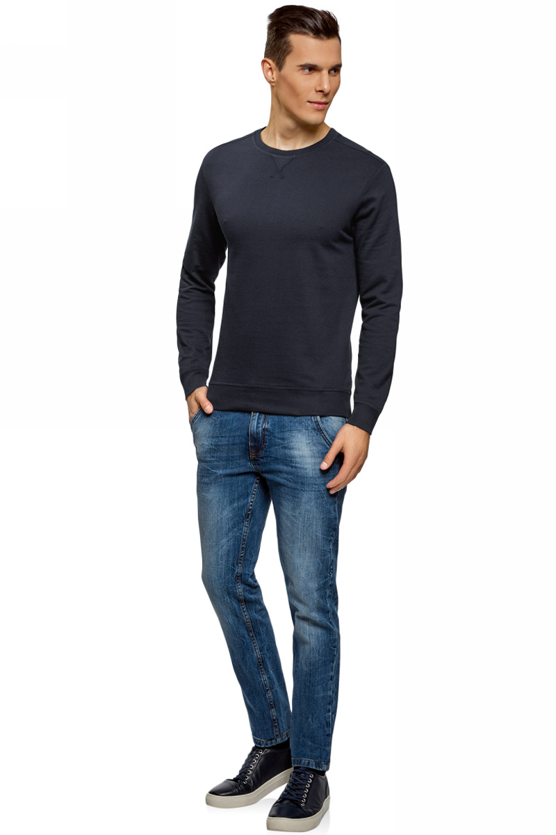 Свитшот мужской oodji Basic, цвет: темно-синий. 5B113002M/46738N/7901N. Размер M (50)5B113002M/46738N/7901N Свитшот мужской oodji Basic, цвет: темно-синий. 5B113002M/46738N/7901N. Размер M (50)5B113002M/46738N/7901NУдобный трикотажный свитшот от oodji из хлопка. Модель с круглым вырезом и длинными прямыми рукавами. Низ, манжеты и горловина из трикотажной резинки. На груди, под горловиной, V-образная вставка. Модель сшита из плотного эластичного трикотажа со 100% содержанием хлопка. Материал приятен для тела и отлично пропускает воздух. В этом свитшоте вы будете чувствовать себя комфортно и непринужденно. Крой прямой, длина немного ниже линии талии. Такой фасон подходит для любой фигуры. Базовый свитшот из хлопкового трикотажа – хороший вариант для тех, кто ценит в одежде простоту и удобство. Он гармонично сочетается с вещами в повседневном стиле и будет уместен в любой неофициальной обстановке. Вы сможете носить этот свитшот с джинсами или брюками-чиносами. Если вы хотите продемонстрировать достоинства своей фигуры, можно подобрать зауженные брюки или джинсы скинни. С таким нарядом хорошо будут смотреться кеды, кроссовки или ботинки с массивной подошвой, на шнуровке. В прохладную погоду комплект можно дополнить бомбером или укороченной джинсовой курткой. Если вам по душе активный образ жизни, этот удобный свитшот – то, что вам нужно.