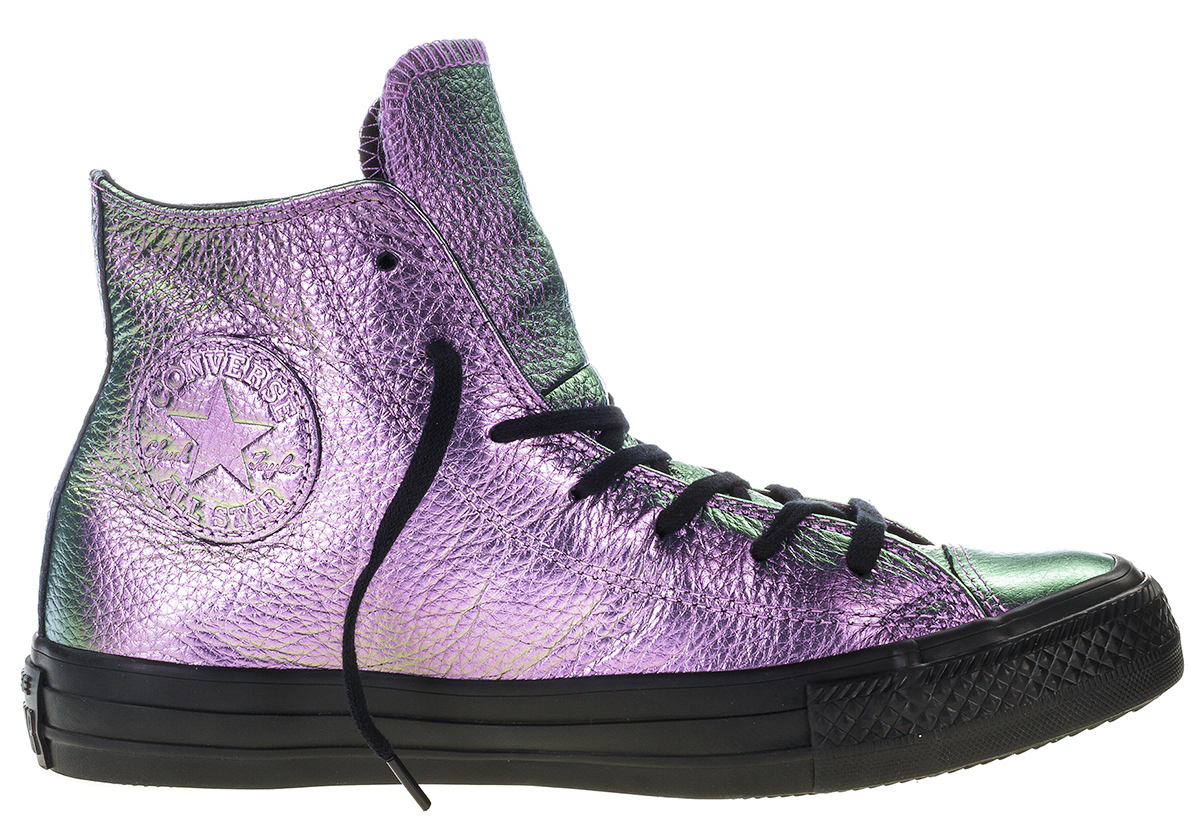Кеды женские Converse Chuck Taylor All Star, цвет: фиолетовый. 557949. Размер 7,5 (38)557949 Кеды женские Converse Chuck Taylor All Star, цвет: фиолетовый. 557949. Размер 7,5 (38)557949Высокие женские кеды Converse Chuck Taylor All Star созданы для тех, кто предпочитает оригинальный дизайн и непревзойденное качество. Кеды выполнены из переливающейся натуральной кожи и оформлены тисненым логотипом бренда. Классическая шнуровка надежно фиксирует обувь на ноге. Стелька и подкладка из мягкого текстиля комфортны при ходьбе. Массивная подошва изготовлена из износостойкой резины и дополнена рифлением, обеспечивающим идеальное сцепление с любыми поверхностями. Удобные кеды - отличное решение на каждый день для тех, кто ведет активный образ жизни.