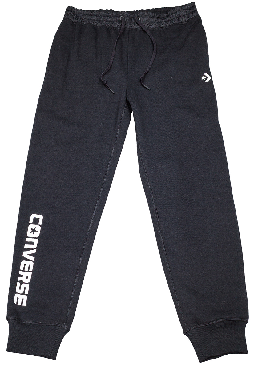 Брюки спортивные мужские Converse Converse Mixed Media Jogger, цвет: черный. 10004684001. Размер M (48)10004684001 Брюки спортивные мужские Converse Converse Mixed Media Jogger, цвет: черный. 10004684001. Размер M (48)10004684001Мужские спортивные брюки изготовлены из качественного трикотажа на основе хлопка. Модель на широкой эластичной резинке и шнурке на талии дополнена боковыми карманами. Брючины снизу оформлены широкими резинками. Такие брюки незаменимая вещь в спортивном и летнем гардеробе. Прекрасный выбор для занятий спортом или активного отдыха.