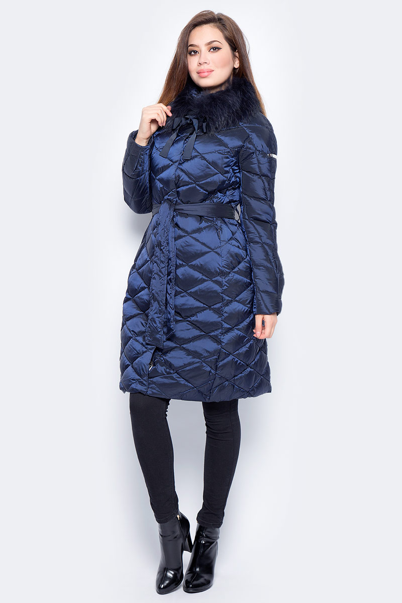 Пуховик женский Baon, цвет: синий. B007543_Dark Navy. Размер L (48)B007543_Dark Navy Пуховик женский Baon, цвет: синий. B007543_Dark Navy. Размер L (48)B007543_Dark NavyУдлиненный стеганый женский пуховик Baon выполнен из прочного полиамида. Наполнитель - натуральный пух и перо. Модель с капюшоном застегивается на застежку-молнию и кнопки. Изделие дополнено двумя втачными карманами на молниях. Капюшон отделан натуральным мехом енота и чернобурки. Талию подчеркивает пояс в тон изделия.