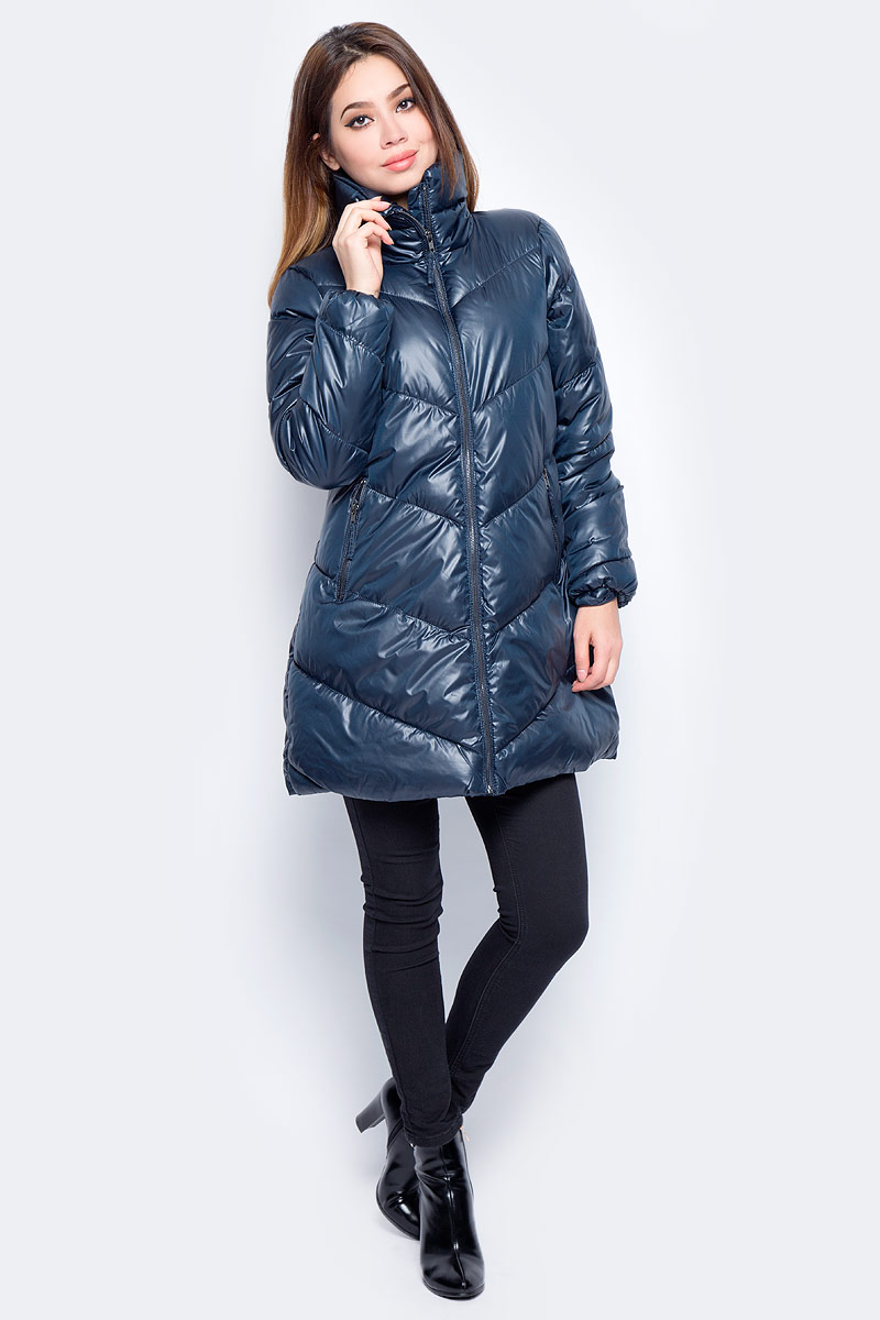 Куртка женская Baon, цвет: синий. B037564_Dark Navy. Размер L (48)B037564_Dark Navy Куртка женская Baon, цвет: синий. B037564_Dark Navy. Размер L (48)B037564_Dark NavyЖенская стеганая куртка Baon изготовлена из водоотталкивающей и ветрозащитной ткани. В качестве утеплителя используются полиэстер. Удлиненная модель с воротником-стойкой застегивается на застежку-молнию. Спереди расположены два прорезных кармана на молниях.