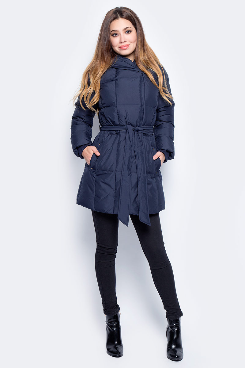 Пуховик женский Baon, цвет: синий. B007516_Dark Navy. Размер L (48)B007516_Dark Navy Пуховик женский Baon, цвет: синий. B007516_Dark Navy. Размер L (48)B007516_Dark NavyЖенский пуховик Baon изготовлен из водоотталкивающей и ветрозащитной ткани. В качестве утеплителя используются пух и перо. Удлиненная модель слегка приталенного силуэта с несъемным капюшоном застегивается на кнопки. Рукава дополнены вшитыми эластичными манжетами. Спереди расположены два прорезных кармана. В комплект входит пояс.