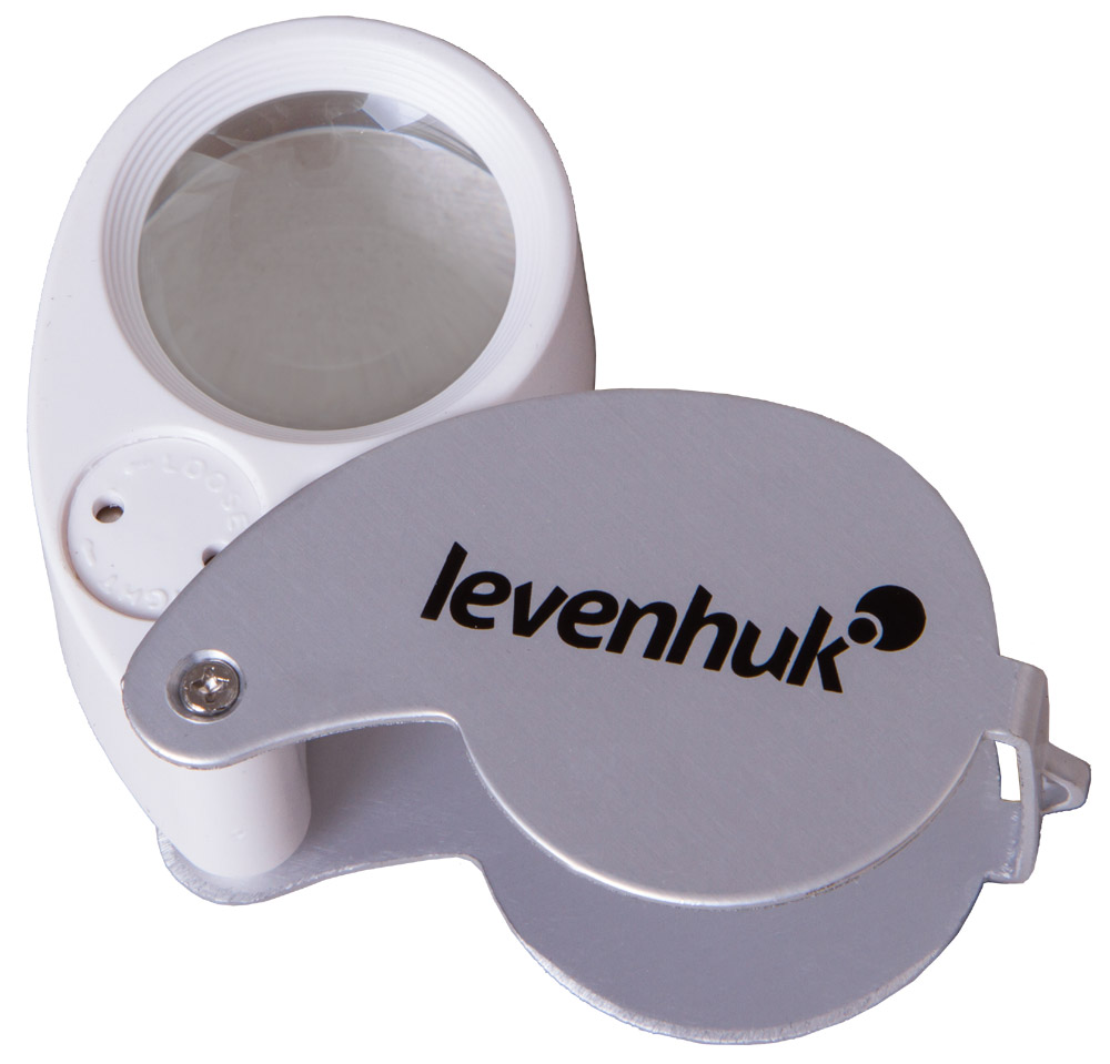Levenhuk Zeno Gem M5 лупа70436 Levenhuk Zeno Gem M5 лупа70436Лупа Levenhuk Zeno Gem M5 – небольшая складная лупа с 40-кратной линзой. Она позволит вам прочитать мелкий текст, рассмотреть дефект на ткани, изучить насекомое или растение. Лупа подойдет для решения широкого круга задач в доме и на улице. Благодаря небольшим размерам и весу вы легко возьмете ее с собой на работу или в поход.Для работы в условиях плохой освещенности лупа имеет встроенную подсветку. Она состоит из двух ярких светодиодов, расположенных рядом с линзой. Линза сделана из оптического пластика, передает четкое и контрастное изображение и хорошо выдерживает небольшие удары и тряску. Оправа линзы изготовлена из пластика, а ручка-чехол – из металла. Когда лупа сложена, линзе не повредят даже падения с небольшой высоты.Диаметр линзы: 25 ммУвеличение, крат: 40.Для работы подсветки требуются 3 батарейки типа LR927 (в комплекте).