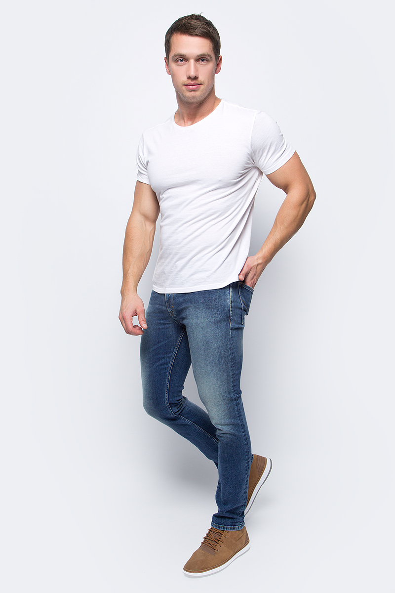 Джинсы мужские Calvin Klein Jeans, цвет: синий. J30J306150_9163. Размер 33 (50/52)J30J306150_9163 Джинсы мужские Calvin Klein Jeans, цвет: синий. J30J306150_9163. Размер 33 (50/52)J30J306150_9163Стильные мужские джинсы Calvin Klein Jeans займут достойное место в вашем гардеробе. Модель слим, стандартной посадки на талии. Джинсы застегиваются на пуговицу и имеют ширинку на застежке-молнии. На поясе предусмотрены шлевки для ремня. Спереди джинсы дополнены двумя втачными карманами и одним маленьким накладным кармашком, сзади - двумя накладными карманами. Оформлено изделие эффектом потертости и контрастной прострочкой. Высокое качество кроя и пошива, актуальный дизайн и расцветка придают изделию неповторимый стиль и индивидуальность.