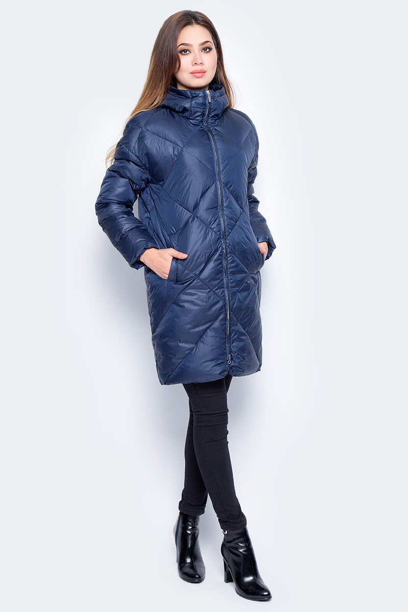 Пуховик женский Baon, цвет: синий. B007571_Dark Navy. Размер XS (42)B007571_Dark Navy Пуховик женский Baon, цвет: синий. B007571_Dark Navy. Размер XS (42)B007571_Dark NavyУдлиненный женский стеганый пуховик Baon выполнен из прочного полиэстера. Модель с воротником-стойкой и несъемным капюшоном застегивается на двустороннюю застежку-молнию. Наполнитель - натуральный пух и перо. Изделие дополнено двумя втачными карманами. В таком пуховике вам будет тепло и комфортно в любую непогоду!