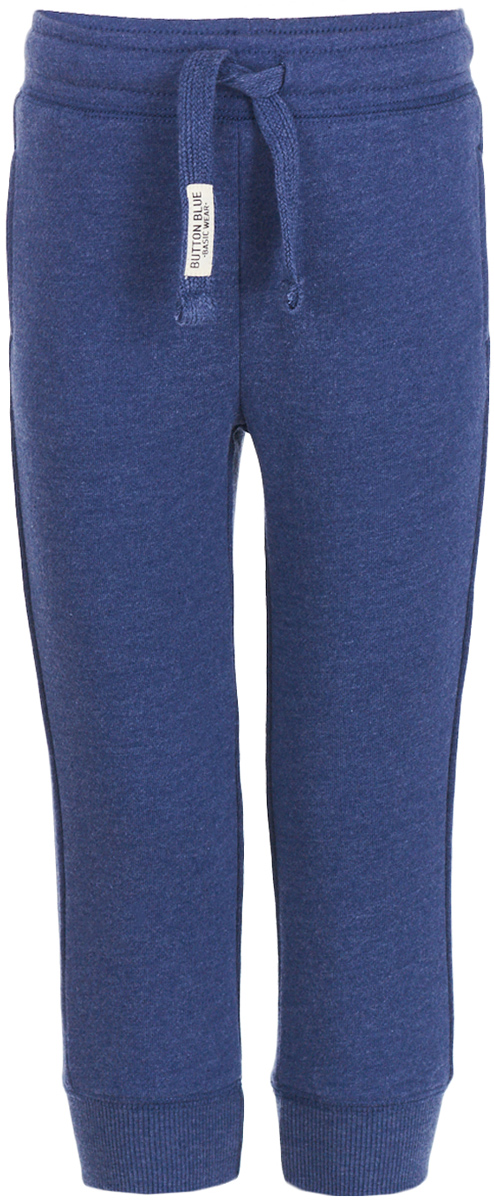 Брюки спортивные для мальчика Button Blue, цвет: темно-синий. 217BBBC56031000. Размер 110, 5 лет217BBBC56031000 Брюки спортивные для мальчика Button Blue, цвет: темно-синий. 217BBBC56031000. Размер 110, 5 лет217BBBC56031000Уникальность этой модели в разнообразии применения. И для дома, и для прогулок, и для активного времяпрепровождения, трикотажные детские брюки - образец удобства и свободы движений. Прекрасный внешний вид, мягкость, комфорт, высокая износостойкость, оптимальная цена, - с Button Blue сформировать полный детский гардероб проще простого! Недорогие трикотажные брюки для мальчика в нем займут не последнее место, ведь это практичная и функциональная вещь на каждый день! Сделайте будни ребенка радостными и беззаботными, подарив отличную вещь для свободного времени.