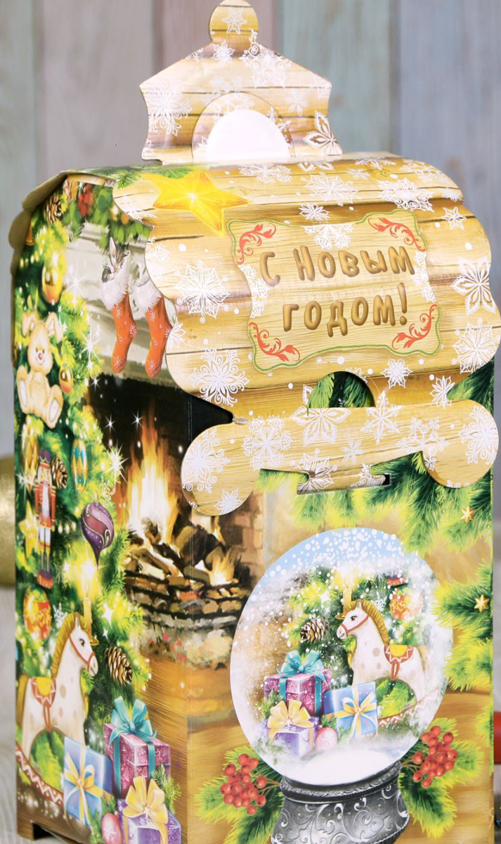 Коробка складная Дарите счастье Новый год у камина, 13,5 х 13,5 х 26 см2482942 Коробка складная Дарите счастье Новый год у камина, 13,5 х 13,5 х 26 см2482942Любой подарок начинается с упаковки. Что может быть трогательнее и волшебнее, чем ритуал разворачивания полученного презента. И именно оригинальная, со вкусом выбранная упаковка выделит ваш подарок из массы других. Она продемонстрирует самые теплые чувства к виновнику торжества и создаст сказочную атмосферу праздника.
