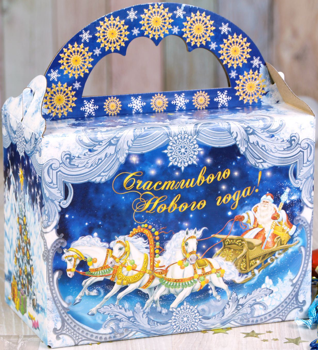 Коробка складная Дарите счастье Тройка Деда Мороза, 21 х 12 х 16 см2482947 Коробка складная Дарите счастье Тройка Деда Мороза, 21 х 12 х 16 см2482947Любой подарок начинается с упаковки. Что может быть трогательнее и волшебнее, чем ритуал разворачивания полученного презента. И именно оригинальная, со вкусом выбранная упаковка выделит ваш подарок из массы других. Она продемонстрирует самые теплые чувства к виновнику торжества и создаст сказочную атмосферу праздника.