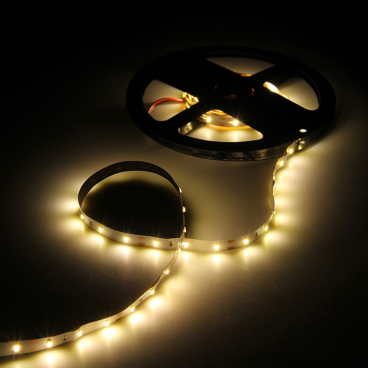 Светодиодная лента Volpe, SMD3014, длина 3 м, IP20, 60 LED ламп, 4.8 W/m, WW1801760 Светодиодная лента Volpe, SMD3014, длина 3 м, IP20, 60 LED ламп, 4.8 W/m, WW1801760Светодиодные гирлянды, ленты и т.д — это отличный вариант для новогоднего оформления интерьера или фасада. С их помощью помещение любого размера можно превратить в праздничный зал, а внешние элементы зданий, украшенные ими, мгновенно станут напоминать очертания сказочного дворца. Такие украшения создают ауру предвкушения чуда. Деревья, фасады, витрины, окна и арки будто специально созданы, чтобы вы украсили их светящимися нитями.