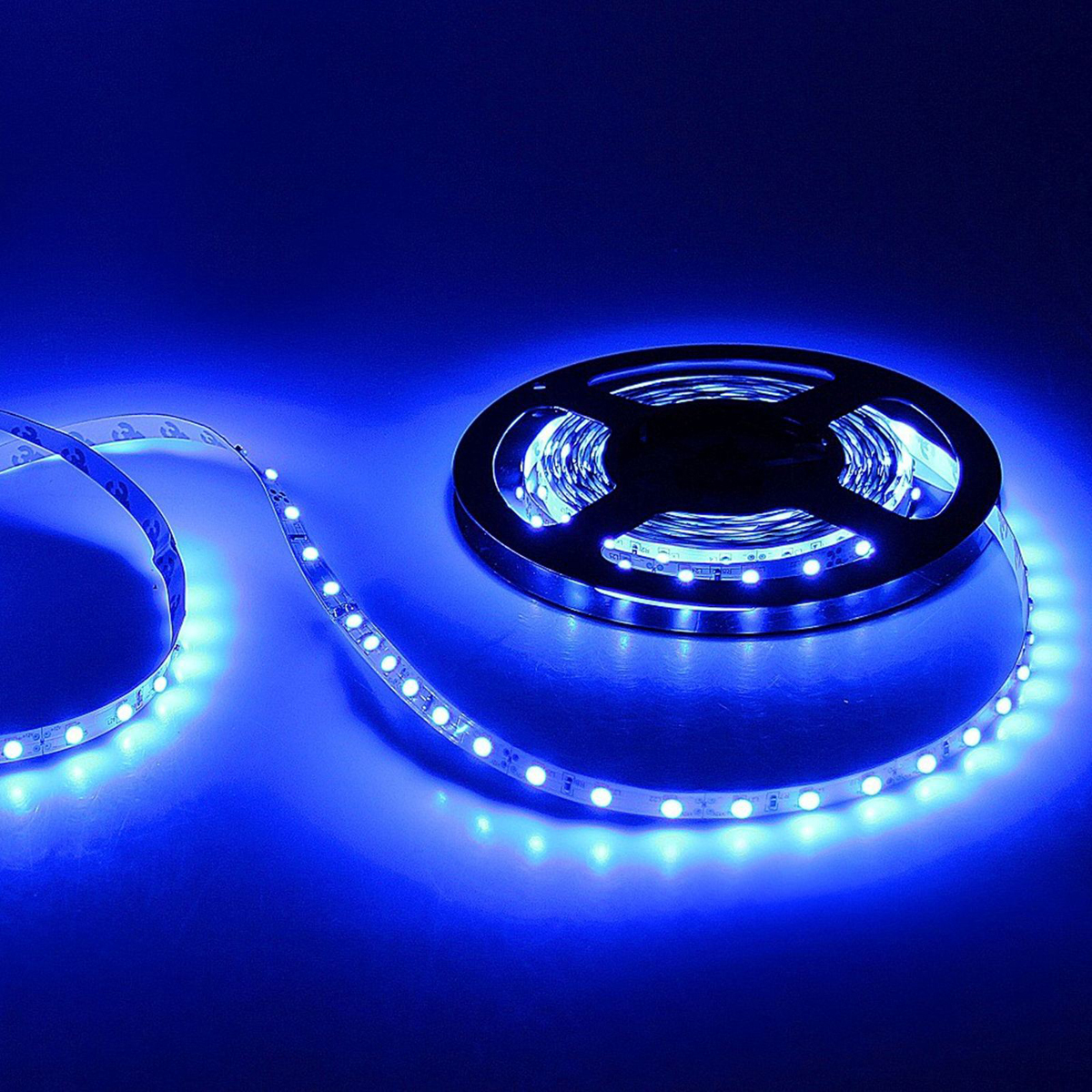 Светодиодная лента Sima-land, 12В, SMD3528, длина 5 м, IP33, 60 LED ламп, 4.8 Вт/м, DC, цвет: синий682305 Светодиодная лента Sima-land, 12В, SMD3528, длина 5 м, IP33, 60 LED ламп, 4.8 Вт/м, DC, цвет: синий682305Светодиодные гирлянды, ленты и т.д — это отличный вариант для новогоднего оформления интерьера или фасада. С их помощью помещение любого размера можно превратить в праздничный зал, а внешние элементы зданий, украшенные ими, мгновенно станут напоминать очертания сказочного дворца. Такие украшения создают ауру предвкушения чуда. Деревья, фасады, витрины, окна и арки будто специально созданы, чтобы вы украсили их светящимися нитями.