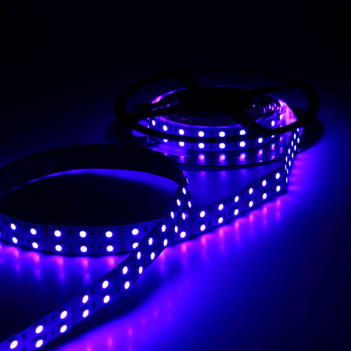Светодиодная лента Sima-land, 12В, SMD5050, длина 5 м, IP33, 120 LED ламп, 28.8 Вт/м, 10-12 Лм/1 LED, цвет: мультиколор848556 Светодиодная лента Sima-land, 12В, SMD5050, длина 5 м, IP33, 120 LED ламп, 28.8 Вт/м, 10-12 Лм/1 LED, цвет: мультиколор848556Светодиодные гирлянды, ленты и т.д — это отличный вариант для новогоднего оформления интерьера или фасада. С их помощью помещение любого размера можно превратить в праздничный зал, а внешние элементы зданий, украшенные ими, мгновенно станут напоминать очертания сказочного дворца. Такие украшения создают ауру предвкушения чуда. Деревья, фасады, витрины, окна и арки будто специально созданы, чтобы вы украсили их светящимися нитями.