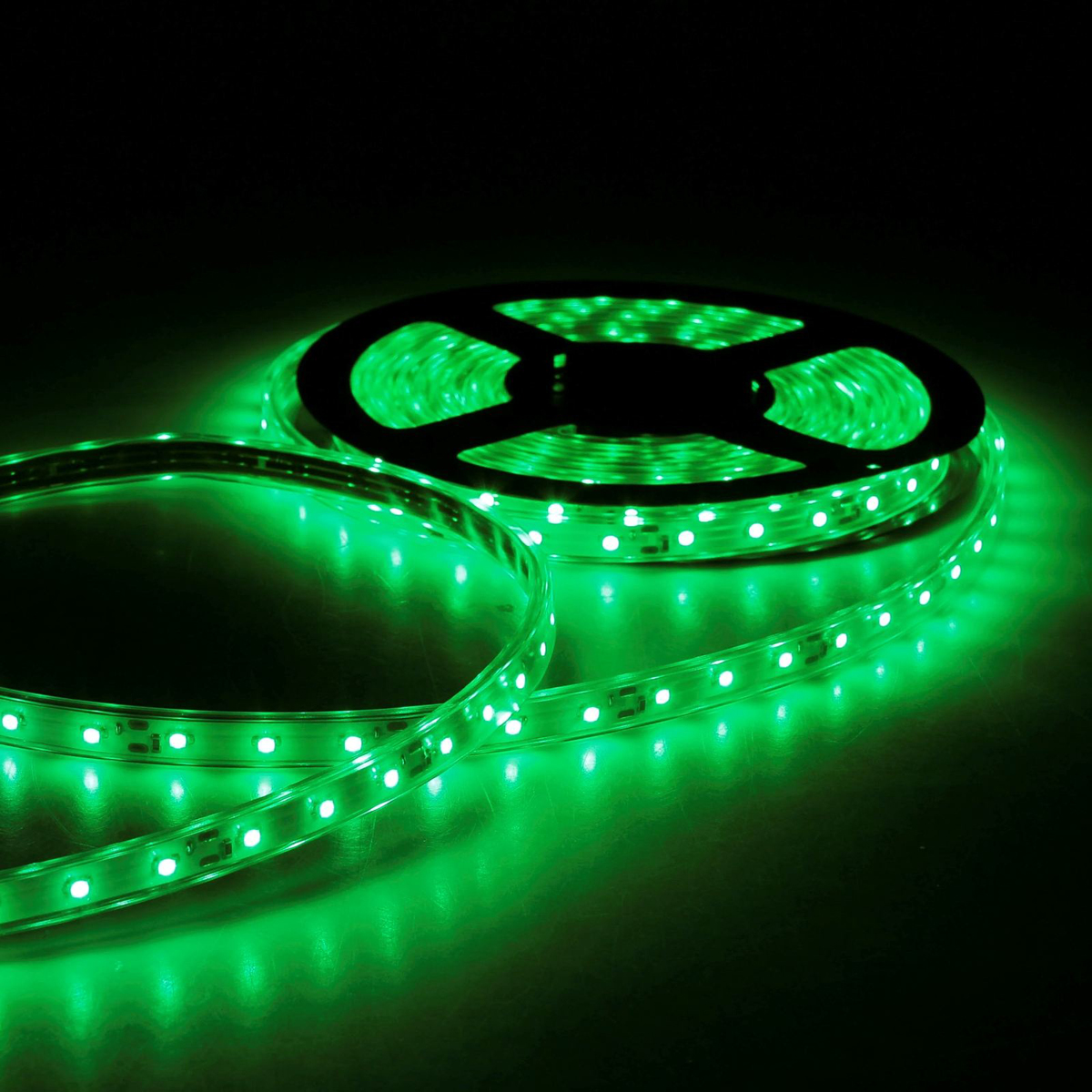 Светодиодная лента Sima-land, 12В, SMD3528, длина 5 м, IP68, 60 LED ламп, 4.8 Вт/м, 6-7 Лм/1 LED, DC, цвет: зеленый848 Светодиодная лента Sima-land, 12В, SMD3528, длина 5 м, IP68, 60 LED ламп, 4.8 Вт/м, 6-7 Лм/1 LED, DC, цвет: зеленый848Светодиодные гирлянды, ленты и т.д — это отличный вариант для новогоднего оформления интерьера или фасада. С их помощью помещение любого размера можно превратить в праздничный зал, а внешние элементы зданий, украшенные ими, мгновенно станут напоминать очертания сказочного дворца. Такие украшения создают ауру предвкушения чуда. Деревья, фасады, витрины, окна и арки будто специально созданы, чтобы вы украсили их светящимися нитями.