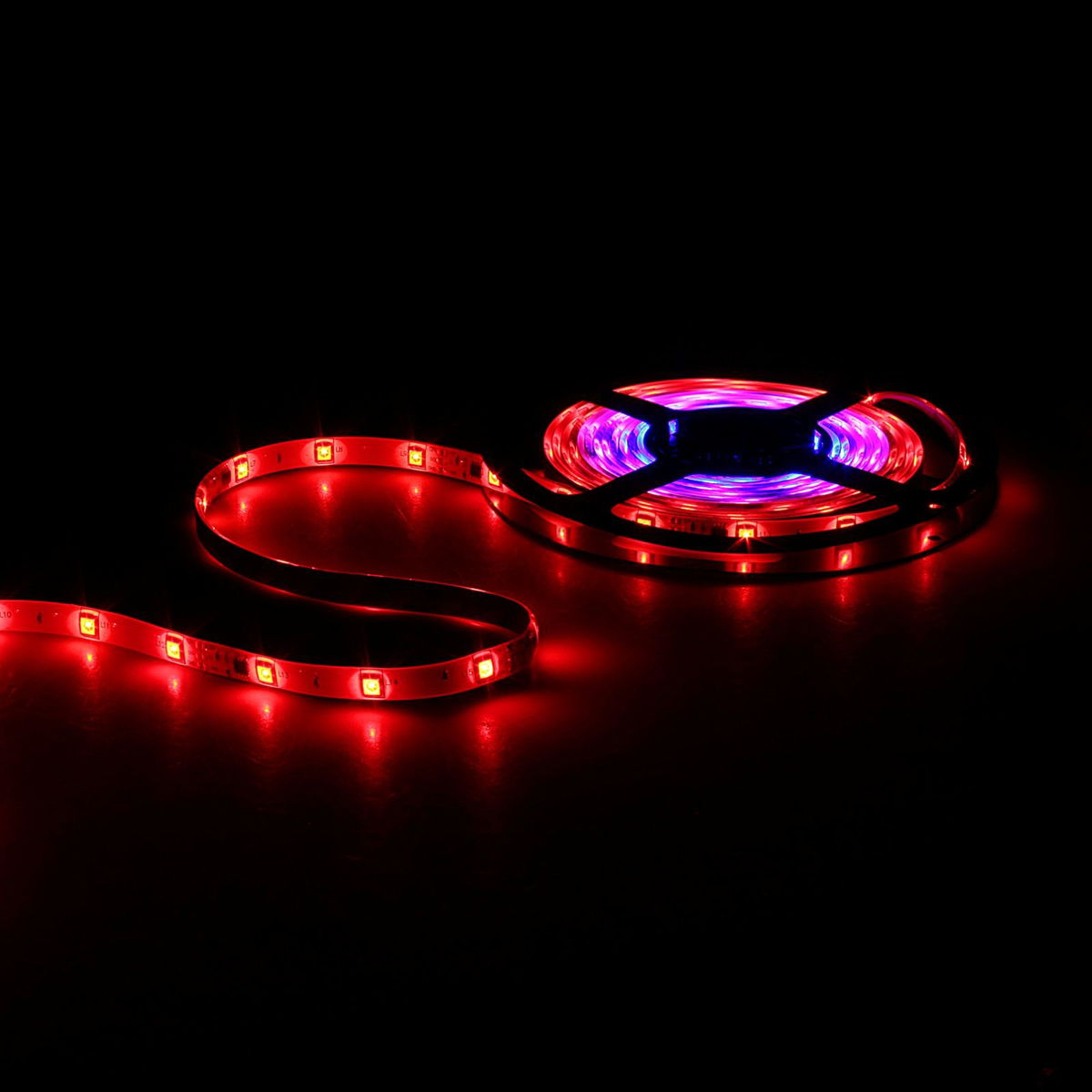 Светодиодная лента Sima-land, 12В, SMD5050, длина 5 м, IP65, 30 LED ламп, 7.2Вт/м, DC, цвет: мультиколор848582 Светодиодная лента Sima-land, 12В, SMD5050, длина 5 м, IP65, 30 LED ламп, 7.2Вт/м, DC, цвет: мультиколор848582Светодиодные гирлянды, ленты и т.д — это отличный вариант для новогоднего оформления интерьера или фасада. С их помощью помещение любого размера можно превратить в праздничный зал, а внешние элементы зданий, украшенные ими, мгновенно станут напоминать очертания сказочного дворца. Такие украшения создают ауру предвкушения чуда. Деревья, фасады, витрины, окна и арки будто специально созданы, чтобы вы украсили их светящимися нитями.