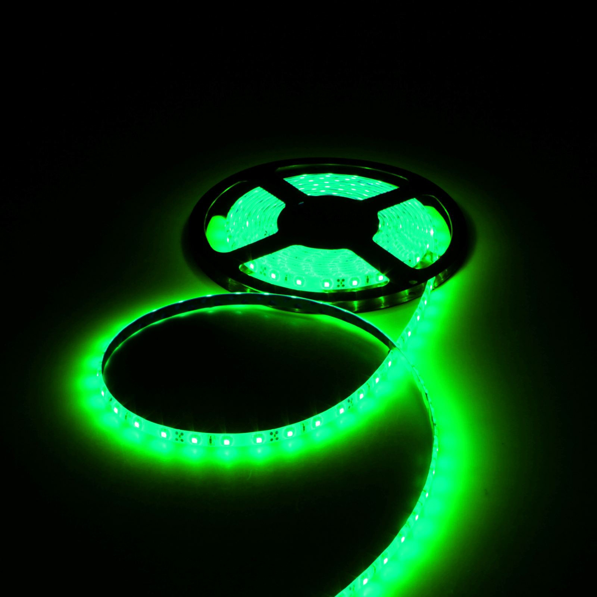Светодиодная лента Luazon, 12В, SMD3528, длина 5 м, IP65, 60 LED ламп, 4.8 Вт/м, 6-7 Лм/1 LED, DC, цвет: зеленый883881 Светодиодная лента Luazon, 12В, SMD3528, длина 5 м, IP65, 60 LED ламп, 4.8 Вт/м, 6-7 Лм/1 LED, DC, цвет: зеленый883881Светодиодные гирлянды, ленты и т.д — это отличный вариант для новогоднего оформления интерьера или фасада. С их помощью помещение любого размера можно превратить в праздничный зал, а внешние элементы зданий, украшенные ими, мгновенно станут напоминать очертания сказочного дворца. Такие украшения создают ауру предвкушения чуда. Деревья, фасады, витрины, окна и арки будто специально созданы, чтобы вы украсили их светящимися нитями.