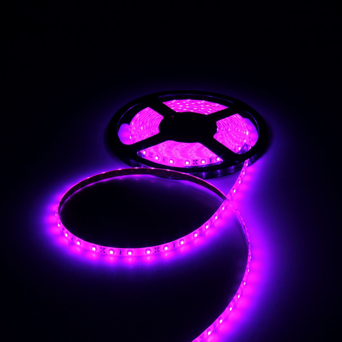 Светодиодная лента Luazon, 12В, SMD3528, длина 5 м, IP65, 60 LED ламп, 4.8 Вт/м, 6-7 Лм/1 LED, DC, цвет: фиолетовый883884 Светодиодная лента Luazon, 12В, SMD3528, длина 5 м, IP65, 60 LED ламп, 4.8 Вт/м, 6-7 Лм/1 LED, DC, цвет: фиолетовый883884Светодиодные гирлянды, ленты и т.д — это отличный вариант для новогоднего оформления интерьера или фасада. С их помощью помещение любого размера можно превратить в праздничный зал, а внешние элементы зданий, украшенные ими, мгновенно станут напоминать очертания сказочного дворца. Такие украшения создают ауру предвкушения чуда. Деревья, фасады, витрины, окна и арки будто специально созданы, чтобы вы украсили их светящимися нитями.