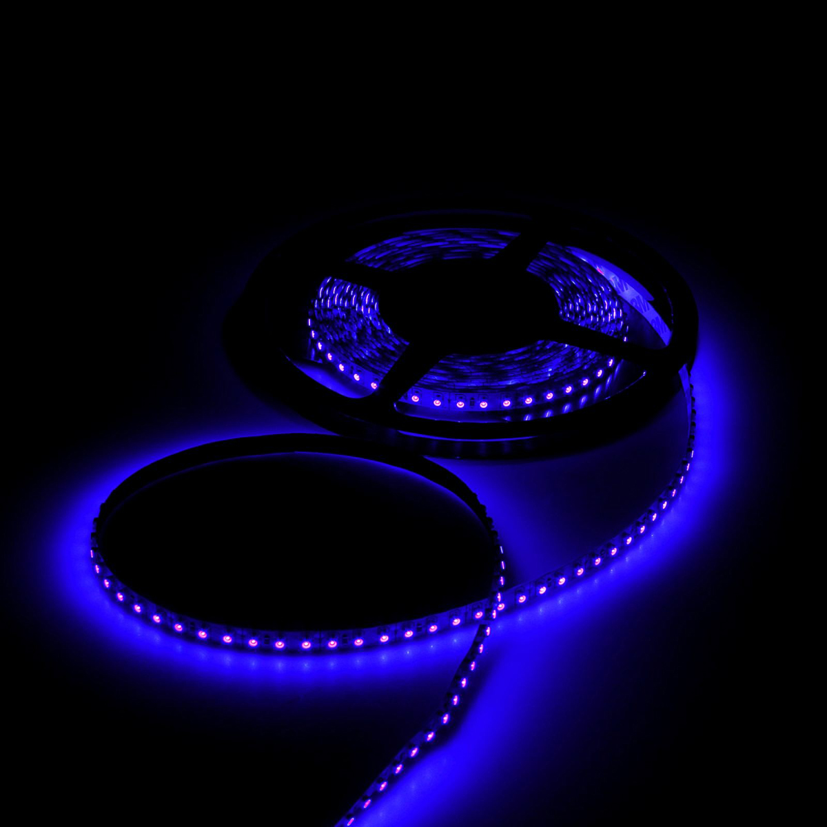 Светодиодная лента Luazon, 12В, SMD3528, длина 5 м, IP68, 60 LED ламп, 4.8 Вт/м, 6-7 Лм/1 LED, DC, цвет: синий. 883888883888 Светодиодная лента Luazon, 12В, SMD3528, длина 5 м, IP68, 60 LED ламп, 4.8 Вт/м, 6-7 Лм/1 LED, DC, цвет: синий. 883888883888Светодиодные гирлянды, ленты и т.д — это отличный вариант для новогоднего оформления интерьера или фасада. С их помощью помещение любого размера можно превратить в праздничный зал, а внешние элементы зданий, украшенные ими, мгновенно станут напоминать очертания сказочного дворца. Такие украшения создают ауру предвкушения чуда. Деревья, фасады, витрины, окна и арки будто специально созданы, чтобы вы украсили их светящимися нитями.