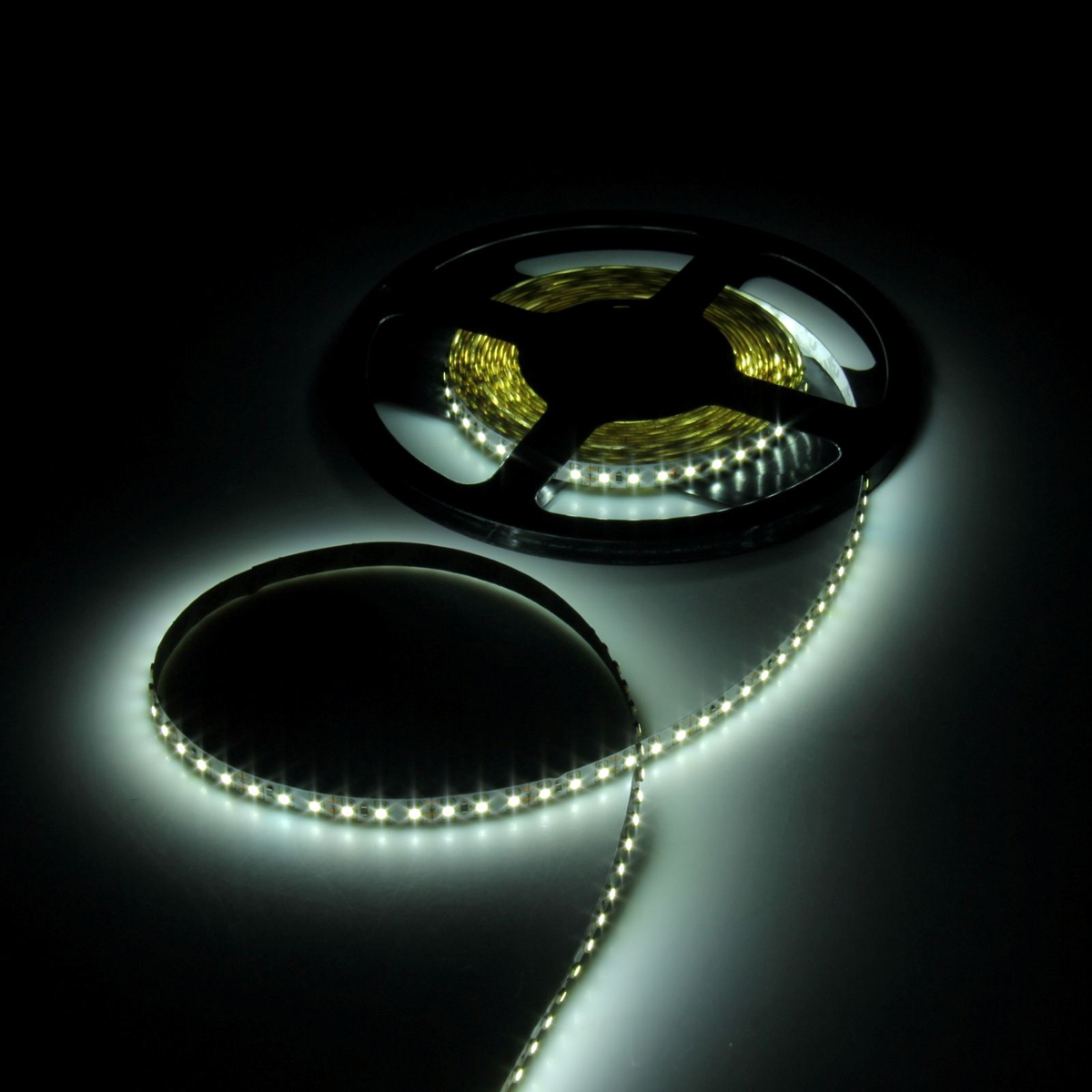 Светодиодная лента Luazon, 12В, SMD3528, длина 5 м, IP65, 120 LED ламп, 9.6 Вт/м, 6-7 Лм/1 LED, DC, цвет: белый883905 Светодиодная лента Luazon, 12В, SMD3528, длина 5 м, IP65, 120 LED ламп, 9.6 Вт/м, 6-7 Лм/1 LED, DC, цвет: белый883905Светодиодные гирлянды, ленты и т.д — это отличный вариант для новогоднего оформления интерьера или фасада. С их помощью помещение любого размера можно превратить в праздничный зал, а внешние элементы зданий, украшенные ими, мгновенно станут напоминать очертания сказочного дворца. Такие украшения создают ауру предвкушения чуда. Деревья, фасады, витрины, окна и арки будто специально созданы, чтобы вы украсили их светящимися нитями.