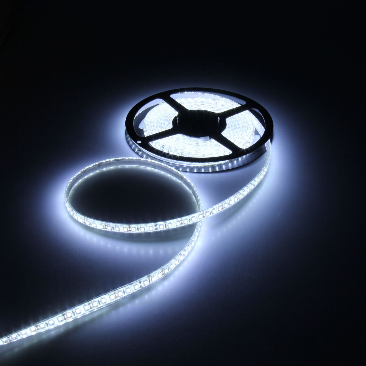 Светодиодная лента Luazon, 12В, SMD3528, длина 5 м, IP68, 120 LED ламп, 9.6 Вт/м, 6-7 Лм/1 LED, DC, цвет: белый883912 Светодиодная лента Luazon, 12В, SMD3528, длина 5 м, IP68, 120 LED ламп, 9.6 Вт/м, 6-7 Лм/1 LED, DC, цвет: белый883912Светодиодные гирлянды, ленты и т.д — это отличный вариант для новогоднего оформления интерьера или фасада. С их помощью помещение любого размера можно превратить в праздничный зал, а внешние элементы зданий, украшенные ими, мгновенно станут напоминать очертания сказочного дворца. Такие украшения создают ауру предвкушения чуда. Деревья, фасады, витрины, окна и арки будто специально созданы, чтобы вы украсили их светящимися нитями.