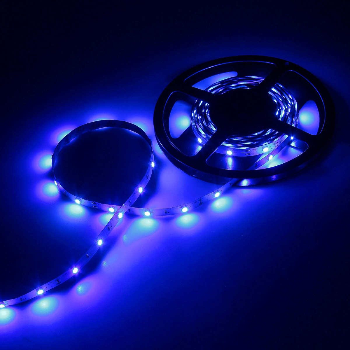 Светодиодная лента Luazon, 12В, SMD5050, длина 5 м, IP33, 30 LED ламп, 7.2 Вт/м, 14-16 Лм/1 LED, DC, цвет: синий883917 Светодиодная лента Luazon, 12В, SMD5050, длина 5 м, IP33, 30 LED ламп, 7.2 Вт/м, 14-16 Лм/1 LED, DC, цвет: синий883917Светодиодные гирлянды, ленты и т.д — это отличный вариант для новогоднего оформления интерьера или фасада. С их помощью помещение любого размера можно превратить в праздничный зал, а внешние элементы зданий, украшенные ими, мгновенно станут напоминать очертания сказочного дворца. Такие украшения создают ауру предвкушения чуда. Деревья, фасады, витрины, окна и арки будто специально созданы, чтобы вы украсили их светящимися нитями.