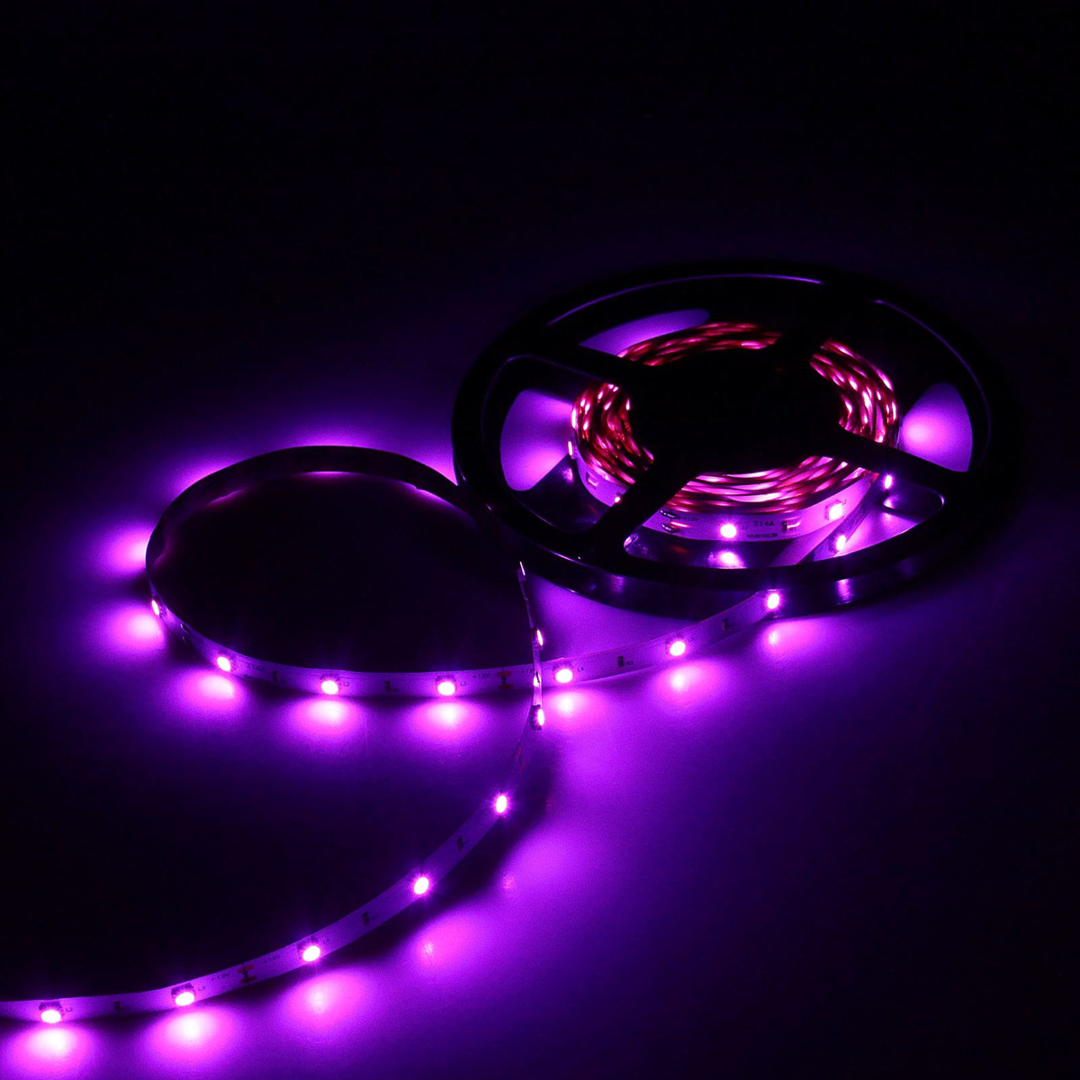 Светодиодная лента Luazon, 12В, SMD5050, длина 5 м, IP33, 30 LED ламп, 7.2 Вт/м, 14-16 Лм/1 LED, DC, цвет: фиолетовый883921 Светодиодная лента Luazon, 12В, SMD5050, длина 5 м, IP33, 30 LED ламп, 7.2 Вт/м, 14-16 Лм/1 LED, DC, цвет: фиолетовый883921Светодиодные гирлянды, ленты и т.д — это отличный вариант для новогоднего оформления интерьера или фасада. С их помощью помещение любого размера можно превратить в праздничный зал, а внешние элементы зданий, украшенные ими, мгновенно станут напоминать очертания сказочного дворца. Такие украшения создают ауру предвкушения чуда. Деревья, фасады, витрины, окна и арки будто специально созданы, чтобы вы украсили их светящимися нитями.