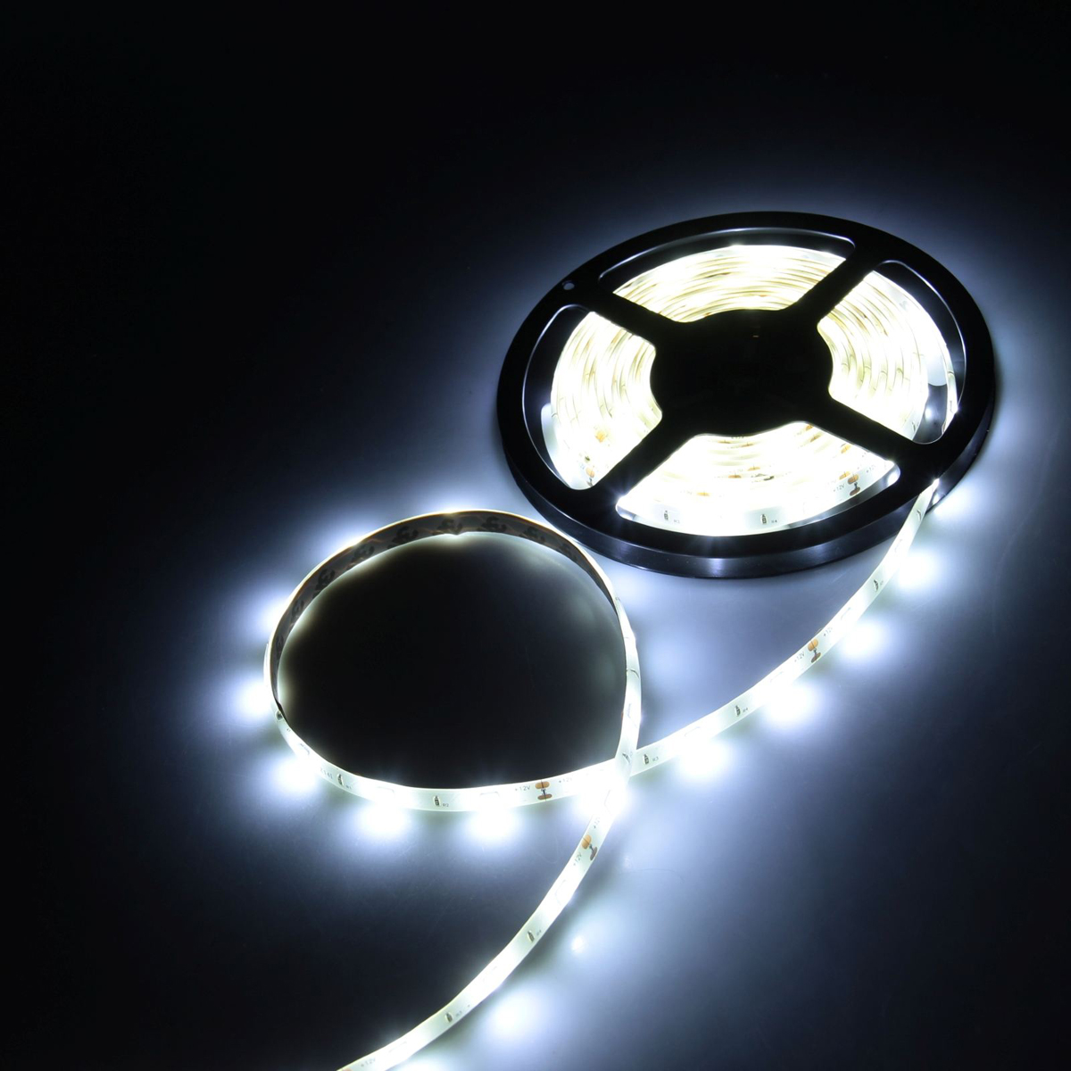 Светодиодная лента Luazon, 12В, SMD5050, длина 5 м, IP65, 30 LED ламп, 7.2 Вт/м, 14-16 Лм/1 LED, DC, цвет: белый883927 Светодиодная лента Luazon, 12В, SMD5050, длина 5 м, IP65, 30 LED ламп, 7.2 Вт/м, 14-16 Лм/1 LED, DC, цвет: белый883927Светодиодные гирлянды, ленты и т.д — это отличный вариант для новогоднего оформления интерьера или фасада. С их помощью помещение любого размера можно превратить в праздничный зал, а внешние элементы зданий, украшенные ими, мгновенно станут напоминать очертания сказочного дворца. Такие украшения создают ауру предвкушения чуда. Деревья, фасады, витрины, окна и арки будто специально созданы, чтобы вы украсили их светящимися нитями.