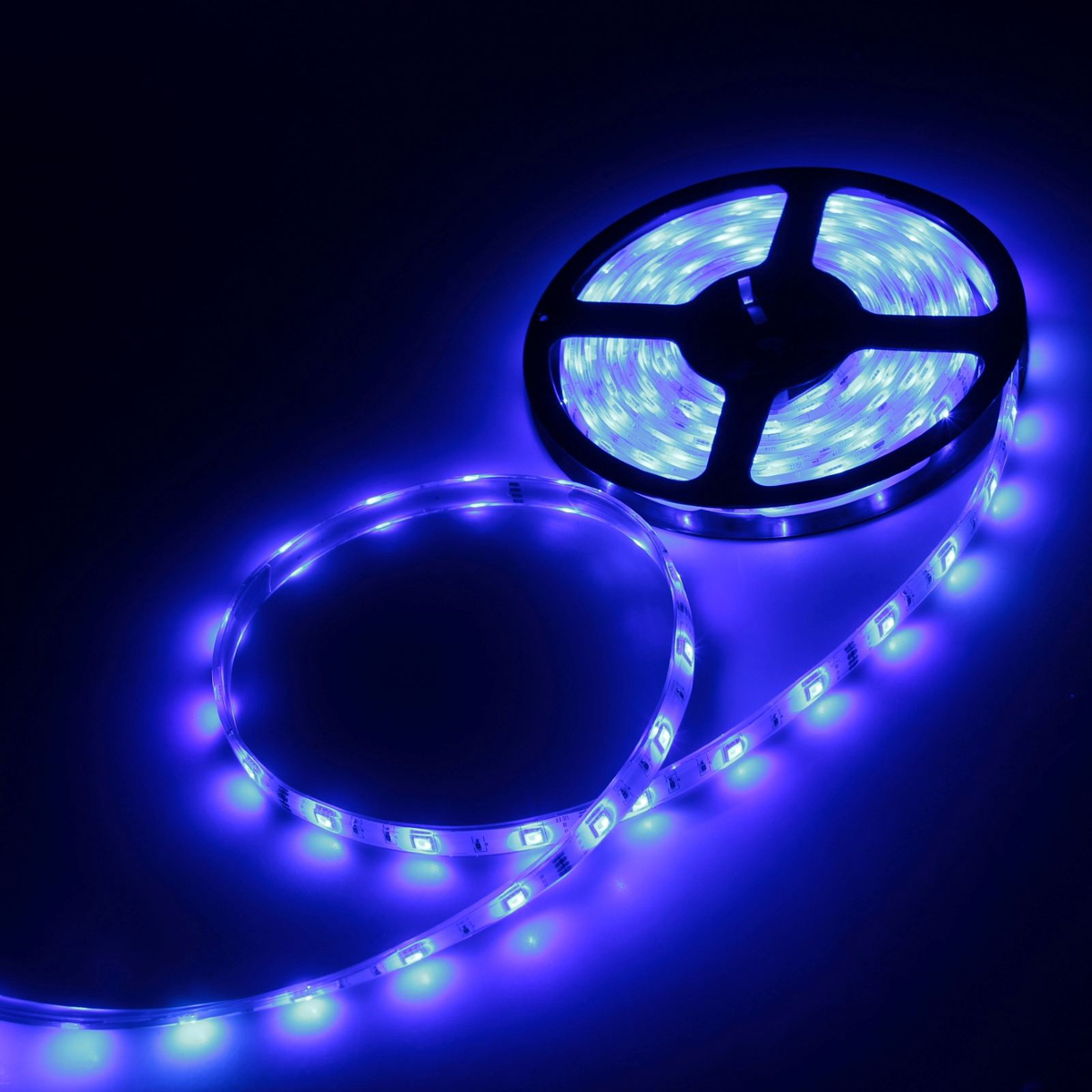 Светодиодная лента Luazon, 12В, SMD5050, длина 5 м, IP68, 30 LED ламп, 7.2 Вт/м, 14-16 Лм/1 LED, DC, цвет: синий883933 Светодиодная лента Luazon, 12В, SMD5050, длина 5 м, IP68, 30 LED ламп, 7.2 Вт/м, 14-16 Лм/1 LED, DC, цвет: синий883933Светодиодные гирлянды, ленты и т.д — это отличный вариант для новогоднего оформления интерьера или фасада. С их помощью помещение любого размера можно превратить в праздничный зал, а внешние элементы зданий, украшенные ими, мгновенно станут напоминать очертания сказочного дворца. Такие украшения создают ауру предвкушения чуда. Деревья, фасады, витрины, окна и арки будто специально созданы, чтобы вы украсили их светящимися нитями.
