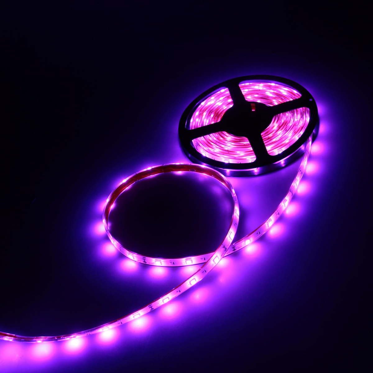 Светодиодная лента Luazon, 12В, SMD5050, длина 5 м, IP68, 30 LED ламп, 7.2 Вт/м, 14-16 Лм/1 LED, DC, цвет: фиолетовый883937 Светодиодная лента Luazon, 12В, SMD5050, длина 5 м, IP68, 30 LED ламп, 7.2 Вт/м, 14-16 Лм/1 LED, DC, цвет: фиолетовый883937Светодиодные гирлянды, ленты и т.д — это отличный вариант для новогоднего оформления интерьера или фасада. С их помощью помещение любого размера можно превратить в праздничный зал, а внешние элементы зданий, украшенные ими, мгновенно станут напоминать очертания сказочного дворца. Такие украшения создают ауру предвкушения чуда. Деревья, фасады, витрины, окна и арки будто специально созданы, чтобы вы украсили их светящимися нитями.