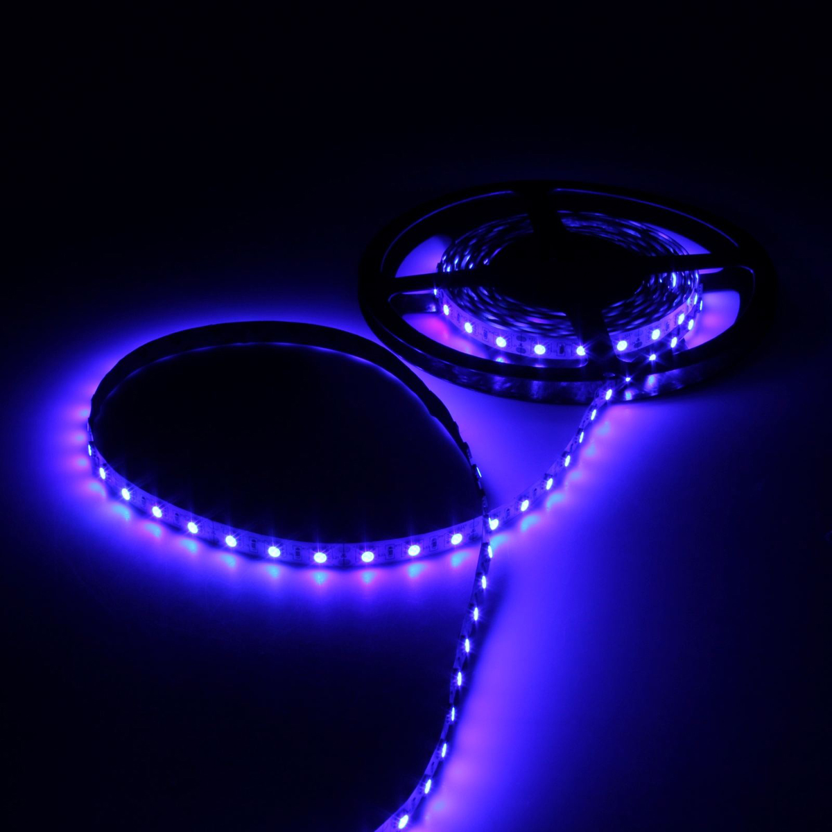 Светодиодная лента Luazon, 12В, SMD5050, длина 5 м, IP33, 60 LED ламп, 14.4 Вт/м, 14-16 Лм/1 LED, DC, цвет: синий883941 Светодиодная лента Luazon, 12В, SMD5050, длина 5 м, IP33, 60 LED ламп, 14.4 Вт/м, 14-16 Лм/1 LED, DC, цвет: синий883941Светодиодные гирлянды, ленты и т.д — это отличный вариант для новогоднего оформления интерьера или фасада. С их помощью помещение любого размера можно превратить в праздничный зал, а внешние элементы зданий, украшенные ими, мгновенно станут напоминать очертания сказочного дворца. Такие украшения создают ауру предвкушения чуда. Деревья, фасады, витрины, окна и арки будто специально созданы, чтобы вы украсили их светящимися нитями.