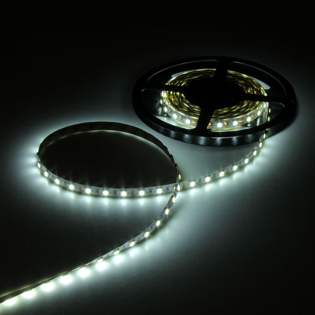 Светодиодная лента Luazon, 12В, SMD5050, длина 5 м, IP33, 60 LED ламп, 14.4 Вт/м, 14-16 Лм/1 LED, DC, цвет: белый883943 Светодиодная лента Luazon, 12В, SMD5050, длина 5 м, IP33, 60 LED ламп, 14.4 Вт/м, 14-16 Лм/1 LED, DC, цвет: белый883943Светодиодные гирлянды, ленты и т.д — это отличный вариант для новогоднего оформления интерьера или фасада. С их помощью помещение любого размера можно превратить в праздничный зал, а внешние элементы зданий, украшенные ими, мгновенно станут напоминать очертания сказочного дворца. Такие украшения создают ауру предвкушения чуда. Деревья, фасады, витрины, окна и арки будто специально созданы, чтобы вы украсили их светящимися нитями.
