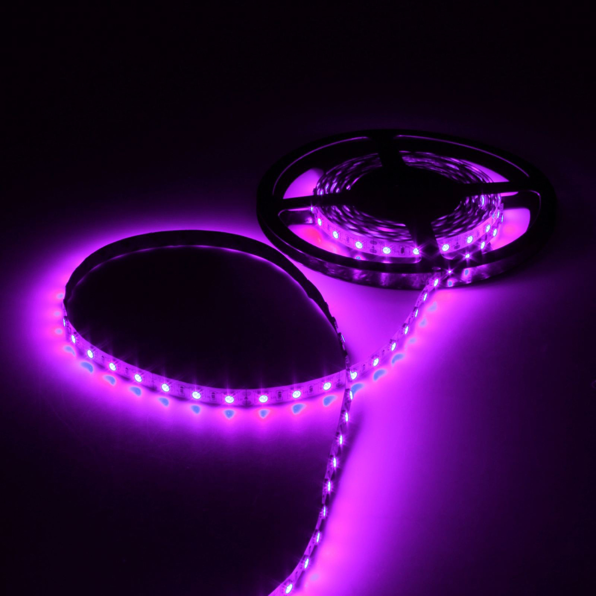 Светодиодная лента Luazon, 12В, SMD5050, длина 5 м, IP33, 60 LED ламп, 14.4 Вт/м, 14-16 Лм/1 LED, DC, цвет: фиолетовый883945 Светодиодная лента Luazon, 12В, SMD5050, длина 5 м, IP33, 60 LED ламп, 14.4 Вт/м, 14-16 Лм/1 LED, DC, цвет: фиолетовый883945Светодиодные гирлянды, ленты и т.д — это отличный вариант для новогоднего оформления интерьера или фасада. С их помощью помещение любого размера можно превратить в праздничный зал, а внешние элементы зданий, украшенные ими, мгновенно станут напоминать очертания сказочного дворца. Такие украшения создают ауру предвкушения чуда. Деревья, фасады, витрины, окна и арки будто специально созданы, чтобы вы украсили их светящимися нитями.