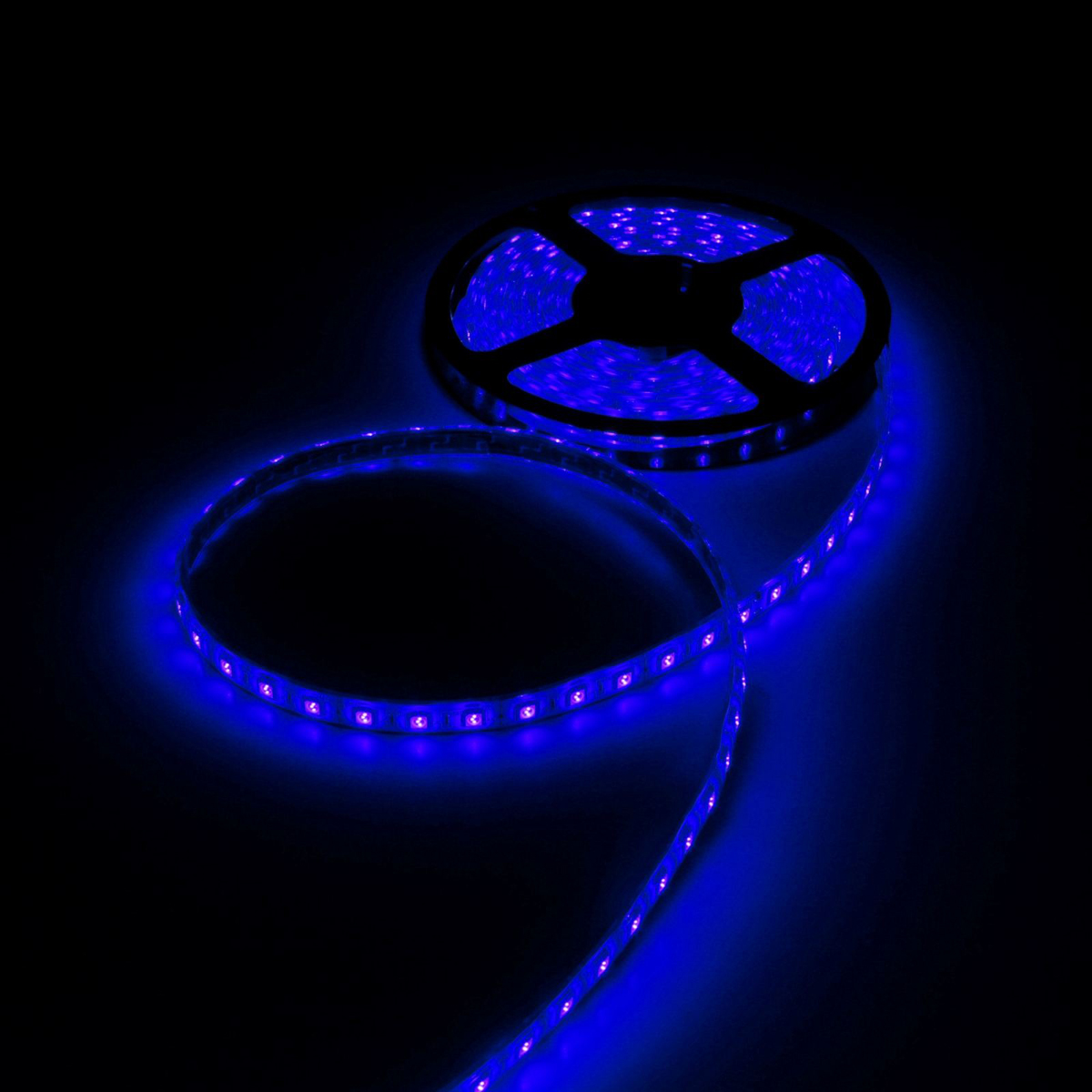 Светодиодная лента Luazon, 12В, SMD5050, длина 5 м, IP68, 60 LED ламп, 14.4 Вт/м, 14-16 Лм/1 LED, DC, цвет: синий883957 Светодиодная лента Luazon, 12В, SMD5050, длина 5 м, IP68, 60 LED ламп, 14.4 Вт/м, 14-16 Лм/1 LED, DC, цвет: синий883957Светодиодные гирлянды, ленты и т.д — это отличный вариант для новогоднего оформления интерьера или фасада. С их помощью помещение любого размера можно превратить в праздничный зал, а внешние элементы зданий, украшенные ими, мгновенно станут напоминать очертания сказочного дворца. Такие украшения создают ауру предвкушения чуда. Деревья, фасады, витрины, окна и арки будто специально созданы, чтобы вы украсили их светящимися нитями.