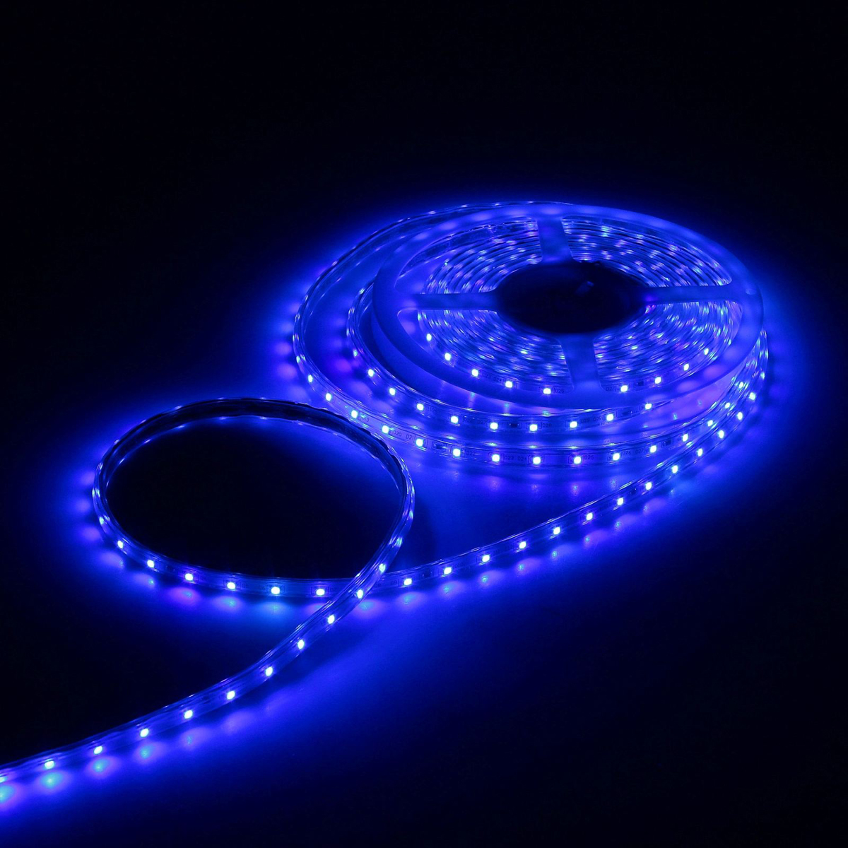 Светодиодная лента Luazon, 220В, SMD3528, длина 5 м, IP65, 60 LED ламп, 3.3 Вт/м, 6-7 Лм/1 LED, AC, цвет: синий883965 Светодиодная лента Luazon, 220В, SMD3528, длина 5 м, IP65, 60 LED ламп, 3.3 Вт/м, 6-7 Лм/1 LED, AC, цвет: синий883965Светодиодные гирлянды, ленты и т.д — это отличный вариант для новогоднего оформления интерьера или фасада. С их помощью помещение любого размера можно превратить в праздничный зал, а внешние элементы зданий, украшенные ими, мгновенно станут напоминать очертания сказочного дворца. Такие украшения создают ауру предвкушения чуда. Деревья, фасады, витрины, окна и арки будто специально созданы, чтобы вы украсили их светящимися нитями.