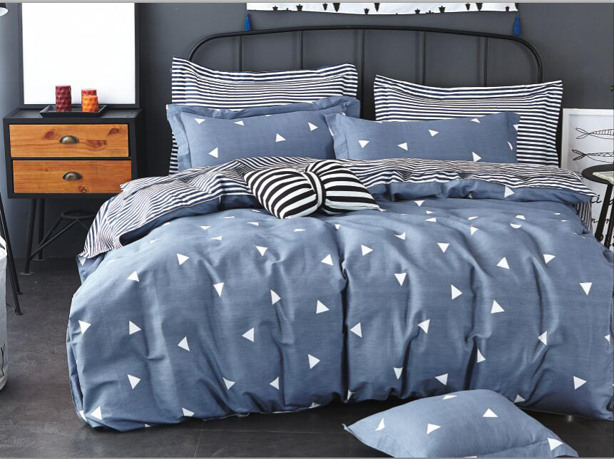 Комплект белья Soft Line, 1,5-спальный, наволочки 50x70. 1058810588 Комплект белья Soft Line, 1,5-спальный, наволочки 50x70. 1058810588Роскошный комплект постельного белья Soft Line выполнен из качественного плотного сатина и украшен оригинальным рисунком. Комплект состоит из пододеяльника, простыни и двух наволочек.Постельное белье Soft Line подобно облаку сочетает в себе плотность цвета и безграничную нежность фактуры. Это белье обладает волшебной практичностью, а потому оказываться на седьмом небе станет вашим привычным занятием.Доверьте заботу о качестве вашего сна высококачественному натуральному материалу.Сатин - это ткань из 100% натурального хлопка. Мягкость и нежность материала создает чувство комфорта и защищенности. Классический натуральный природный материал делает это постельное белье нежным, элегантным и приятным.