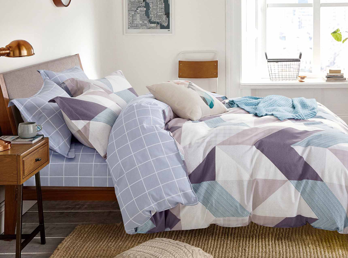 Комплект белья Soft Line, семейный, наволочки 50x70. 1056710567 Комплект белья Soft Line, семейный, наволочки 50x70. 1056710567Роскошный комплект постельного белья Soft Line выполнен из качественного плотного сатина и украшен оригинальным рисунком. Комплект состоит из двух пододеяльников, простыни и двух наволочек.Постельное белье Soft Line подобно облаку сочетает в себе плотность цвета и безграничную нежность фактуры. Это белье обладает волшебной практичностью, а потому оказываться на седьмом небе станет вашим привычным занятием.Доверьте заботу о качестве вашего сна высококачественному натуральному материалу.Сатин - это ткань из 100% натурального хлопка. Мягкость и нежность материала создает чувство комфорта и защищенности. Классический натуральный природный материал делает это постельное белье нежным, элегантным и приятным.