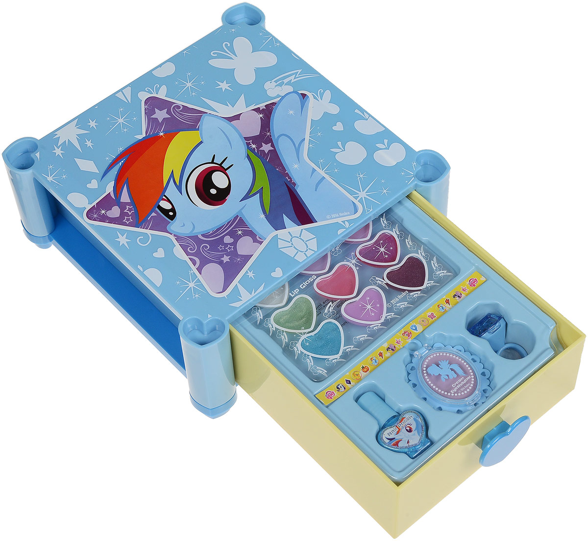 Markwins Игровой набор детской декоративной косметики My Little Pony 97114519711451 Markwins Игровой набор детской декоративной косметики My Little Pony 97114519711451Детская декоративная косметика Markwins My Little Pony отлично подойдет юным модницам. Эта косметика легко смывается и не содержит вредных для нежной детской кожи веществ. Косметика для детей Markwins - это продукция очень высокого качества, даже по европейским меркам! С этой косметикой девочка сможет самостоятельно создать свой яркий образ!Вся косметика красиво уложена в шкатулочку с изображением героини мультфильма Rainbow Dash.Детская косметика Markwins создана с соблюдением самых высоких европейских стандартов безопасности. Продукция не содержит парабенов, метилизотиазолинона, пальмового масла. Несмотря на высокое качество продукции и ее общую гипоаллергенность, производитель рекомендует проверить индивидуальную реакцию на косметику перед ее использованием. Просто нанесите на кожу немного косметики и подержите 30-60 минут. Если на коже появится покраснение, следует прекратить использование продукции. Эта аллергическая реакция проявляется очень редко и зависит от индивидуальных особенностей организма.Условия хранения: хранить при температуре от +5 до +25 градусов; не допускать попадания прямых солнечных лучей.