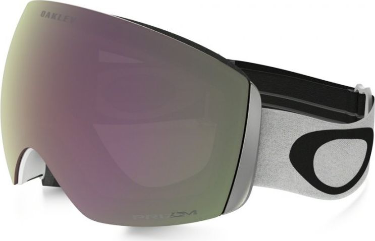 Маска горнолыжная Oakley Flight Deck, цвет: серый, черный0OO7050-70503800 Маска горнолыжная Oakley Flight Deck, цвет: серый, черный0OO7050-70503800На Flight Deck инженеров Oakley вдохновили забрала шлемов лётчиков-истребителей. В результате, эта маска получила непревзойдённый угол обзора, широкий ремень с силиконовыми нитями для надёжной фиксации и механизм быстрой смены линз. Дополнительный бонус: маска совместима с большинством моделей шлемов для катания.Особенности:Гибкая рамка оправы O Matter™ адаптируется под форму лица даже при сильном морозеШирокий ремень равномерно распределяет давление на черепНизкий профиль оправы маски и увеличенный размер линз способствуют широкому углу обзораТройная влагоотводящая прослойка из микрофлисаСпециальные отверстия под креплениями для ремня позволяют носить маску вместе с корректирующими зрение очкамиДвойные линзы с покрытием, устойчивым к запотеванию F3 Anti-fog100% защита от УФ излучения (UVA, UVB и UVC)Отвечает стандартам качества ANSI Z87.1 и EN 174:2001Материал линз: Plutonite®