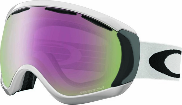 Маска горнолыжная Oakley Canopy, цвет: белый, черный0OO7047-70475400 Маска горнолыжная Oakley Canopy, цвет: белый, черный0OO7047-70475400Oakley CANOPY - Модель Canopy17 претерпела глубокой модернизации по сравнению с прошлым поколением – теперь здесь установлены двойные линзы, которые имеют увеличенный объём, а также ударопрочная и гибкая низкопрофильная оправа. Все это обеспечит райдеру широкий угол обзора и безупречную картинку. Если же видимость недостаточна, то тончайший слой противотуманного покрытия поможет сориентироваться. Более высокому комфорту и уверенному покорению горных склонов способствуют система воздухообмена Flow Arch и небольшая флисовая прослойка. Вентиляция теперь максимально оптимизирована, а благодаря системе OFA обеспечивается точечная поддержка в зоне носа. Давление распределяется предельно равномерно за счет гибкой рамки оправы и жестких петель для ремешка. Маска не будет сползать благодаря широкому ремешку c нитями (из силикона). Повышенную устойчивостью к запотеванию гарантирует слой покрытия F3 AntiFog. Линзы маски произведены из инновационной разработки Oakley – материала Plutonite®. Они защитят глаза от УФ-лучей и ветра/снега, а также порадуют владельца четкостью/корректностью изображения и отсутствием бликов.