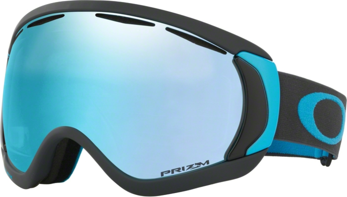 Маска горнолыжная Oakley Canopy, цвет: черный, голубой0OO7047-70475700 Маска горнолыжная Oakley Canopy, цвет: черный, голубой0OO7047-70475700Oakley CANOPY - Модель Canopy17 претерпела глубокой модернизации по сравнению с прошлым поколением – теперь здесь установлены двойные линзы, которые имеют увеличенный объём, а также ударопрочная и гибкая низкопрофильная оправа. Все это обеспечит райдеру широкий угол обзора и безупречную картинку. Если же видимость недостаточна, то тончайший слой противотуманного покрытия поможет сориентироваться. Более высокому комфорту и уверенному покорению горных склонов способствуют система воздухообмена Flow Arch и небольшая флисовая прослойка. Вентиляция теперь максимально оптимизирована, а благодаря системе OFA обеспечивается точечная поддержка в зоне носа. Давление распределяется предельно равномерно за счет гибкой рамки оправы и жестких петель для ремешка. Маска не будет сползать благодаря широкому ремешку c нитями (из силикона). Повышенную устойчивостью к запотеванию гарантирует слой покрытия F3 AntiFog. Линзы маски произведены из инновационной разработки Oakley – материала Plutonite®. Они защитят глаза от УФ-лучей и ветра/снега, а также порадуют владельца четкостью/корректностью изображения и отсутствием бликов.