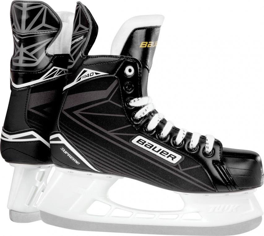 Коньки хоккейные для мальчиков BAUER Supreme S140, цвет: черный. 1048627. Размер 241048627 Коньки хоккейные для мальчиков BAUER Supreme S140, цвет: черный. 1048627. Размер 241048627Детские хоккейные коньки BAUER SUPREME 140 YTH выпущены для игроков младшего возраста, которые только начинают учиться основам игры. Внешнее покрытие ботинок выполнено из прочного нейлона, устойчивого к истиранию, царапинам и порезам. Набивка в области лодыжки и интегрированная пяточная чаша анатомической формы позволяют добиться идеальной посадки и надежно фиксируют голеностопный сустав и пятку, что снижает риск травм при динамичном движении. Гибкий язычок с войлочной набивкой, за счет своей анатомической формы, удобно охватывает переднюю часть голеностопного сустава, не перемещается из стороны в сторону при движении, создает комфортные ощущения и уменьшает давление шнуровки на подъем ноги. Формованная, внутренняя стелька выполнена из вспененного материала EVA и обеспечивает удобное и устойчивое положение стопы внутри ботинка. Внутренняя подкладка из мягкой микрофибры обладает отличными износостойкими качествами, эффективно защищает ноги от влаги и холода, обеспечивая оптимальный микроклимат внутри ботинок. Внешний, усиленный задник надежно защищает ахиллесово сухожилие и пяточную зону от возможных травм. Подошва выполнена из прочной, легкой, термопластичной резины. Коньки укомплектованы прочными стаканами Tuuk Lightspeed Pro с несменными лезвиями, выполненными из высококачественной, нержавеющей стали Tuuk Super.