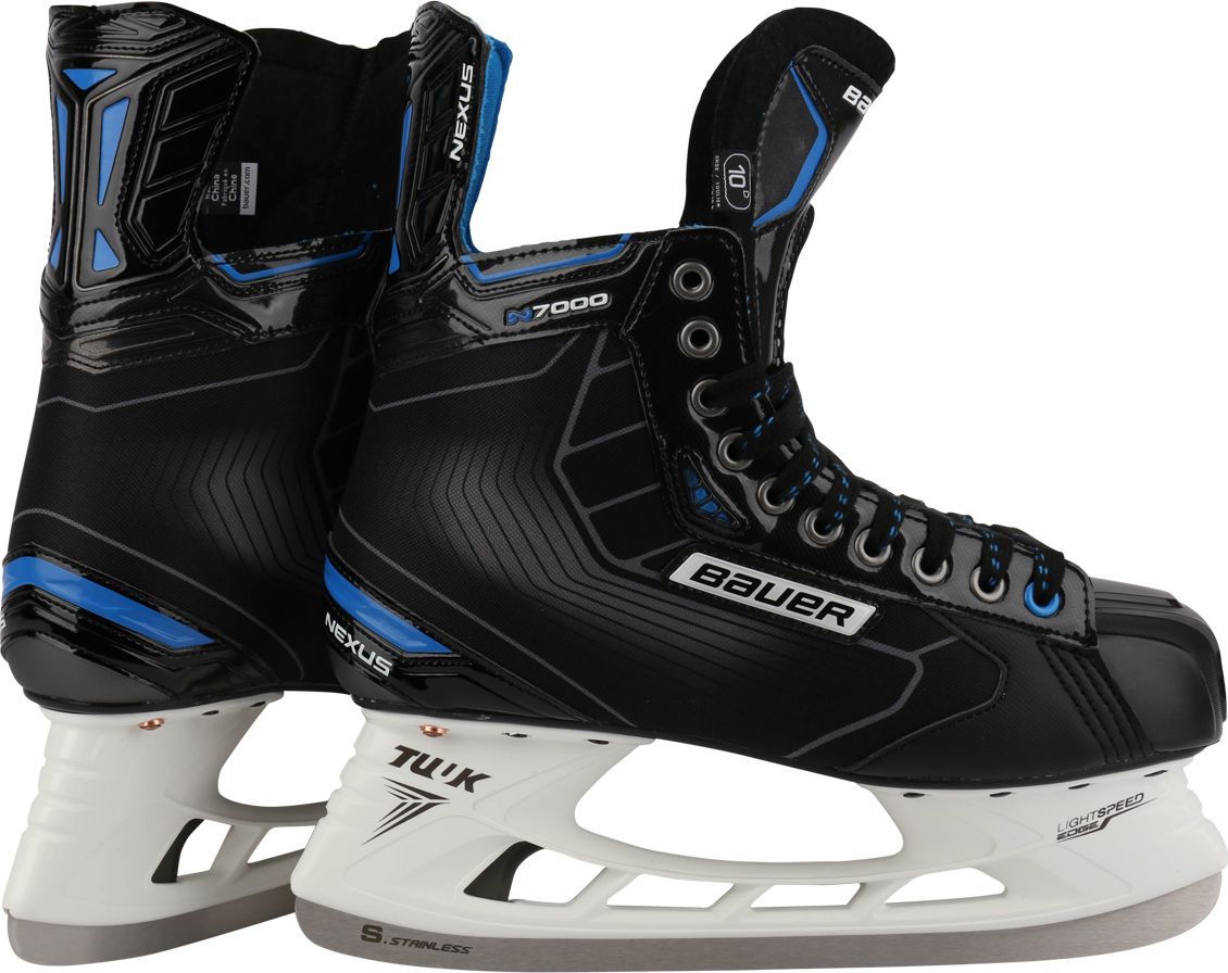 Коньки хоккейные мужские BAUER Nexus N7000, цвет: черный. 1048633. Размер 451048633 Коньки хоккейные мужские BAUER Nexus N7000, цвет: черный. 1048633. Размер 451048633Коньки хоккейные BAUER Nexus N7000 - легкие и надежные коньки со стабилизирующим захватом, удобные стельки Form-Fit со стабилизатором. Классическая посадка Nexus обеспечивает отличное прилегание. Конструкция Quarter Package с нейлоновым материалом Tech Mesh. В области защиты лодыжек встроены подушки запоминающие форму ноги. Язычок анатомической формы весом 40 унций (1.13 грамм), состоит из двух частей, из войлока с полиэстером, язык оснащен защитой. Материал внутренней подкладки - гидрофобная микрофибра. Подошва изготовлена из облегченного пластика TPR. Модель укомплектована стаканами с быстросъёмный системой Tuuk LightSpeed EDGE, с лезвиями из нержавеющей стали Tuuk Super.