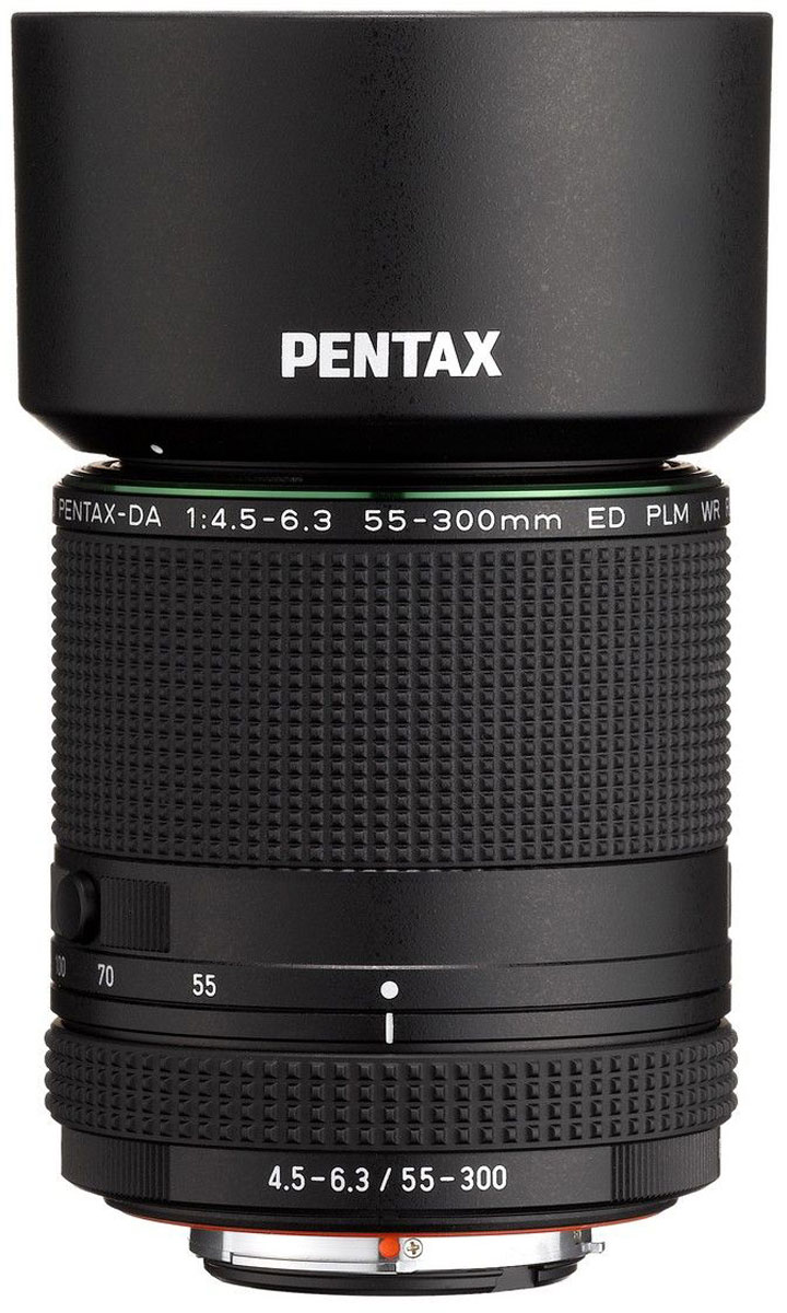 Pentax HD DA 55-300mm F/4.5-6.3 ED PLM WR RE объективS0021277 Pentax HD DA 55-300mm F/4.5-6.3 ED PLM WR RE объективS0021277Pentax HD DA 55-300mm F/4.5-6.3 ED PLM WR RE - компактный теле-объектив.С фокусным расстоянием от 84.5мм до 460мм (в формате 35мм) этот телефото объектив обеспечивает приблизительно 5.5-кратное увеличение в рамках от среднефокусного до супертелефото формата. Оптическая схема объектива состоит из 14 элементов в 11 группах и включает элемент из стекла со сверхнизкой дисперсией (ED), за счет чего уменьшаются сферические и хроматические аберрации и обеспечивается высокая детализация и контрастность на всей плоскости снимка с высоким разрешением без потери качества цветопередачи. В дополнение к минимальному расстоянию фокусировки 0.95 метра, реализована система фокусировки задним блоком линз, что значительно увеличивает точность и скорость фокусировки. Также при фокусировке не происходит удлинения корпуса объектива (внутренняя фокусировка).Этот объектив оснащен байонетом KAF4 совместимым с электро-магнитной системой контроля диафрагмы. Для использования объектива ПО камеры должно быть обновлено до последней версии (не касается PENTAX K-70). Если объектив установлен на камеру без обновления ПО, система контроля диафрагмы становится неактивной, что делает невозможным получение правильной экспозиции.Импульсный мотор (PLM), приводящий в движение фокусирующую линзу, увеличивает скорость работы объектива в 8.3 раза на широком угле и в 1.7 раз в телефото формате. В сравнении с предыдущей моделью, объектив работает значительно тише.Это первый объектив с байонетом K, оснащенный системой электромагнитного контроля диафрагмы, что обеспечивает плавный и сверхточный контроль диафрагмы во время видеосъемки даже в моменты резкого изменения освещенности объекта. Импульсный фокусировочный мотор бесшумно и плавно перемещает оптические элементы.Все это обеспечивает отличную картинку видеоряда в условиях съемки театральных сцен, лесных пейзажей с высоким колебанием уровня яркости или динамичных объектов съемки (спортсмены, дети, животные).Объектив оснащен надежной погодоустойчивой конструкцией и снабжен 11 уплотнителями для эффективного предотвращения попадания влаги внутрь. В сочетании с погодоустойчивым корпусом цифровой зеркальной камеры Pentax, создается надежная и прочная цифровая система для получения изображений даже в сложных погодных условиях и при съемке вблизи воды.Объектив обладает эксклюзивным многослойным HD (High Definition ) просветляющим покрытием линз. В сравнении со стандартным многослойным покрытием Pentax, это фирменное покрытие обеспечивает более высокий и равномерный коэффициент пропускания света во всем диапазоне видимых лучей, что обеспечивает получение, высококонтрастных снимков без бликов и фантомных изображений даже в сложных по освещенности сценах, например, при контровом освещении объекта съемки.