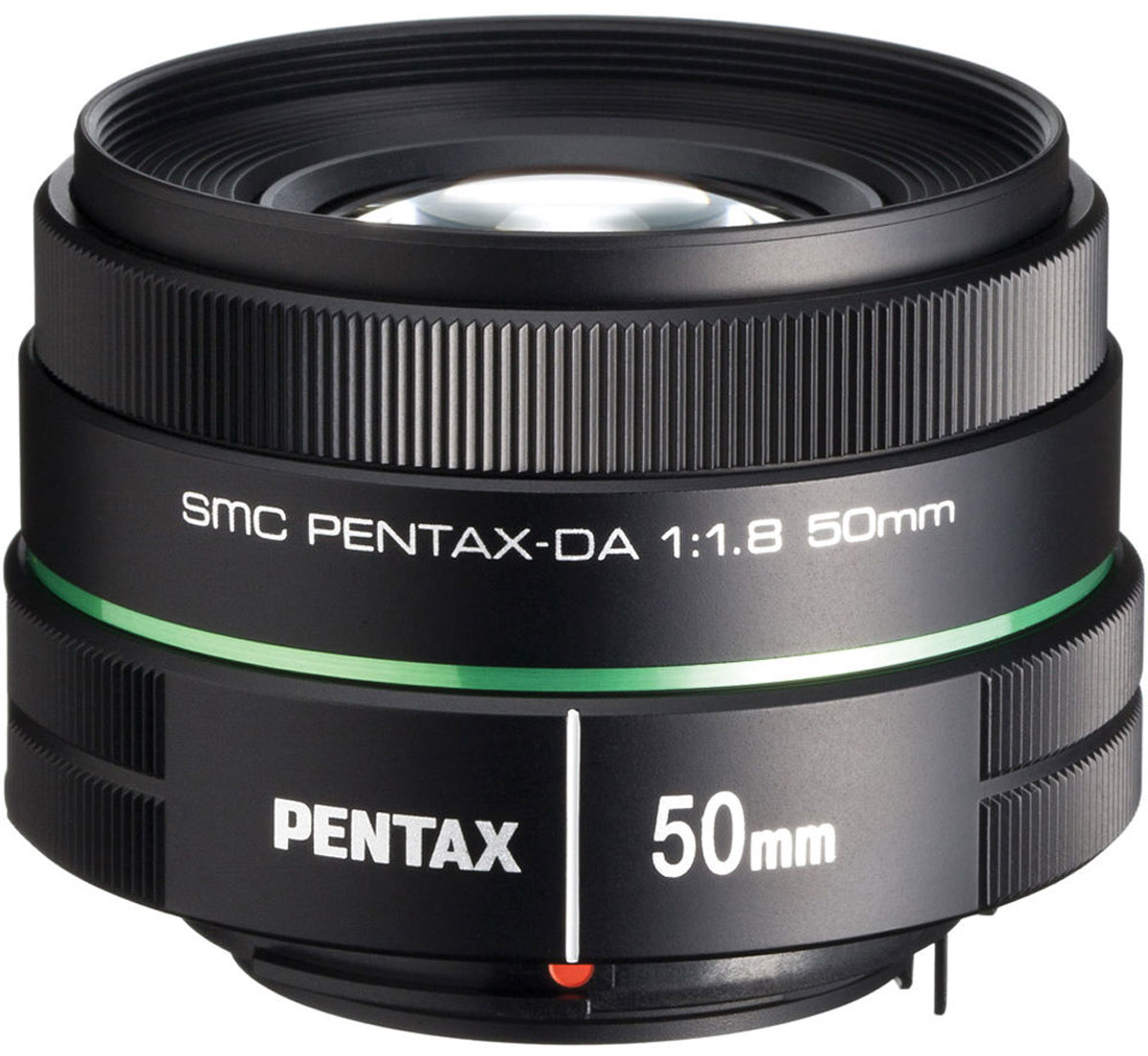 Pentax SMC DA 50mm F/1.8 объективS0022177 Pentax SMC DA 50mm F/1.8 объективS0022177Компактный и легкий объектив Pentax SMC DA 50mm F/1.8 обладает великолепным соотношением цены и качества. Его главные особенности - фиксированное фокусное расстояние, оптимальное для съемки большинства сюжетов, которые встречаются в жизни фотографа, великолепное оптическое качество, свойственное объективам подобного класса.Не секрет, что объективы с подобными характеристиками очень популярны - их можно встретить в кофре практически любого фотографа. Большое относительное отверстие f/1.8 полезно при съемках в условиях недостаточного освещения и для получения снимков с красивым эффектом боке (художественно размытым фоном). Эквивалентное фокусное расстояние объектива (для кадра 35-ти мм формата) составляет 76, 5 мм и позволяет получать снимки с умеренно сжатой перспективой, которая идеально подходит для разноплановых портретов, жанровой съемки, групповых снимков на открытых пространствах, съемки природы и многого другого.Специальное водо- и жироотталкивающее покрытие Pentax SP помогает содержать в чистоте высококлассную оптику, а лепестки диафрагмы скруглены для получения красиво размытого заднего плана.