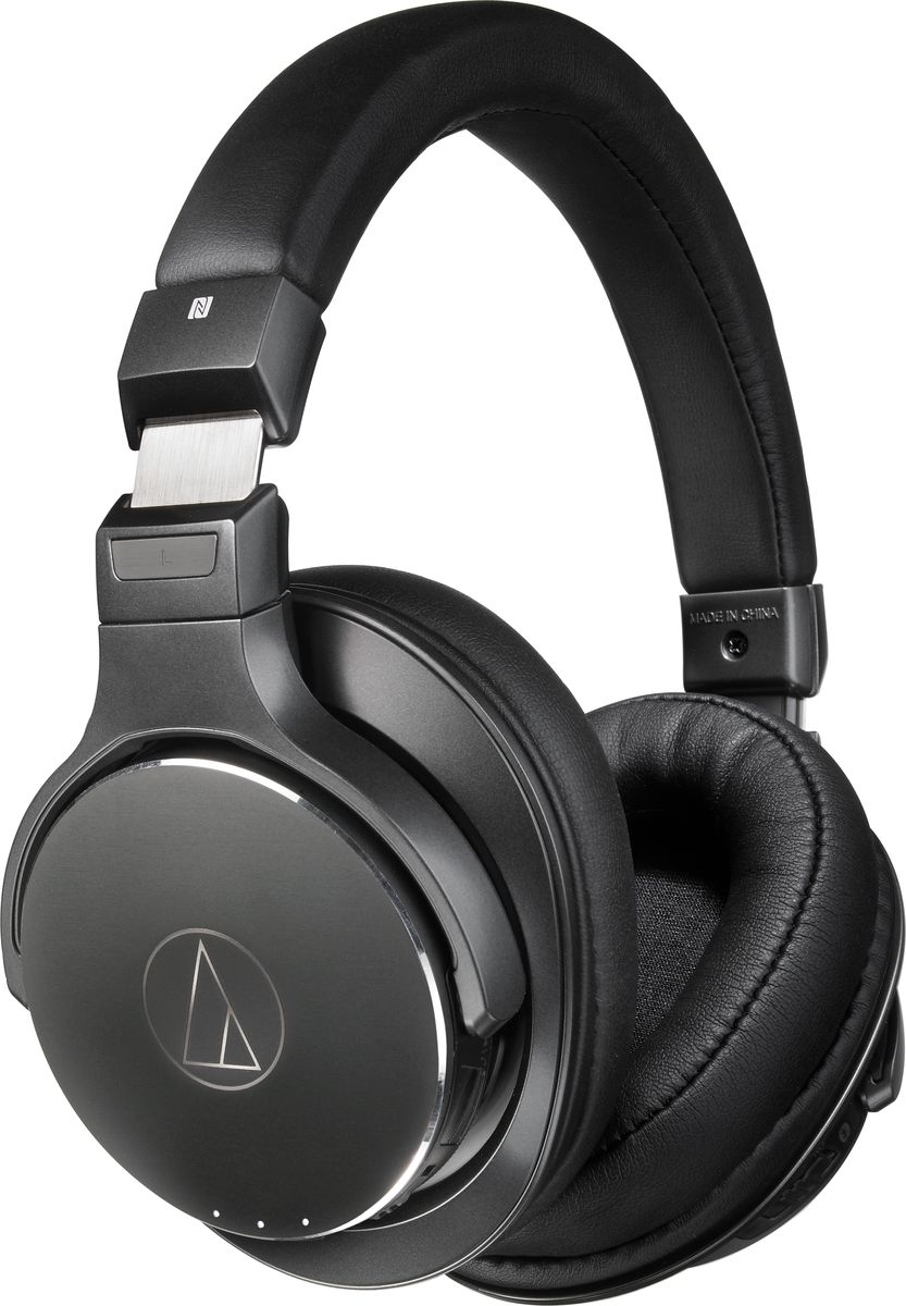 Audio-Technica ATH-DSR7BT, Black наушники15119207 Audio-Technica ATH-DSR7BT, Black наушники15119207Звук будущего уже с нами в лице Bluetooth-наушников Audio-Technica DSR7BT. Система Pure Digital Drive переосмысливает беспроводное аудио, обеспечивая настоящее качество звука, доставляя сигнал в цифровом виде от источника и до самого излучателя без цифро-аналоговых преобразований, губительных для музыки. 45-мм цифро-аналоговые драйверы True Motion, разработанные именно для DSR7BT, воссоздают каждую деталь записи, излучая натуральный, сбалансированный звук. Двухслойная изоляция разделяет электрическую и акустическую части, улучшая звучание и и снижая нежелательный резонансы. Мягкие амбушюры с памятью формы повышают комфорт и позволяют наслаждаться музыкой дольше. Сенсорный элемент и регулятор громкости управляют воспроизведением и звонками, а светодиодный индикатор отображает активный кодек и заряд батареи.Поддержка аудио высокого разрешения (до 96кГц/24 бит) при подключении по USBBluetooth 4.2 с поддержкой кодеков aptX HD, aptX, AAC и SBCВоспроизведение HiRes контента через USB-кабельСовместимость с Bluetooth и NFC